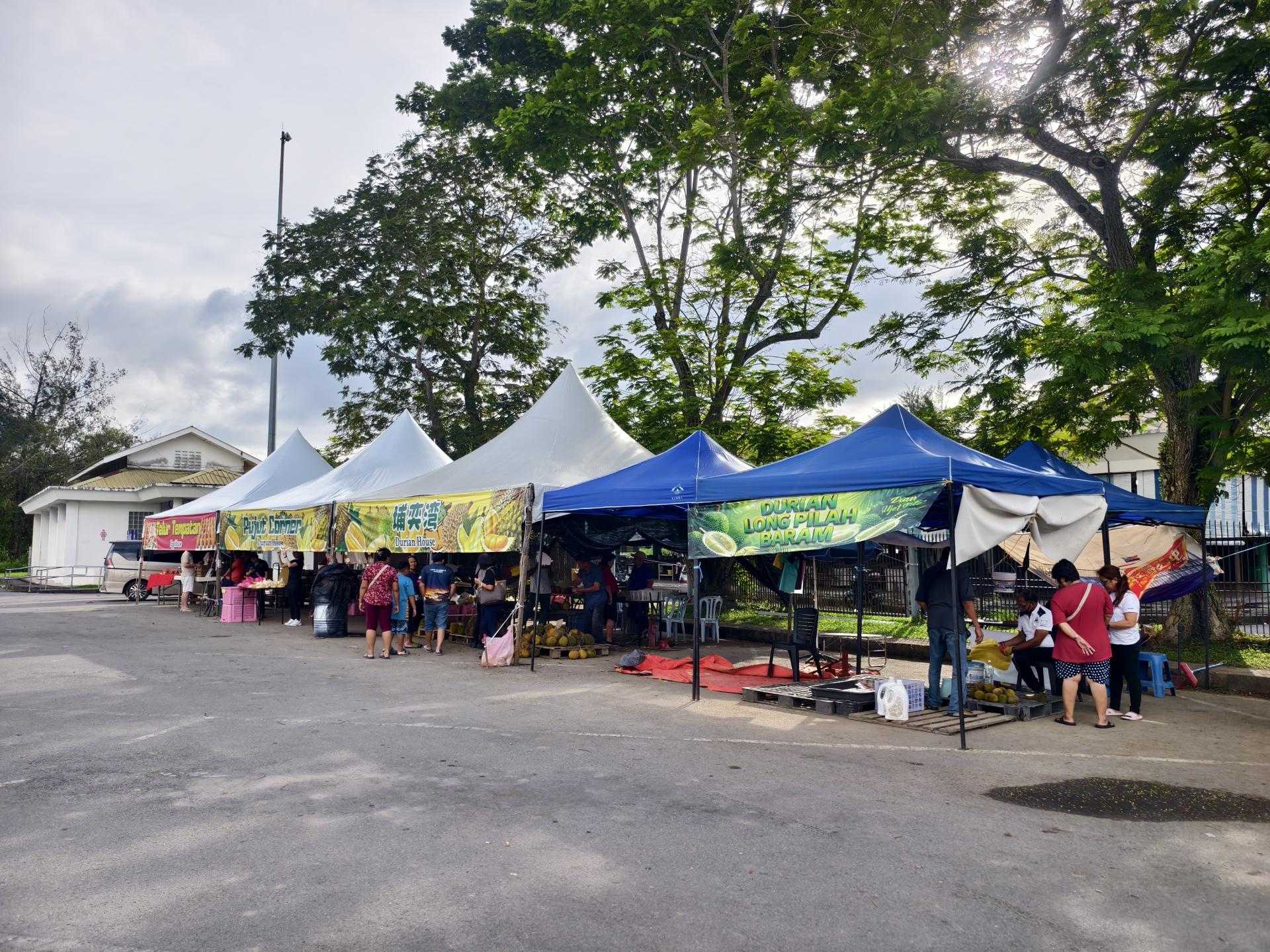 市民到埔奕湾旧长途巴士站选购时令水果。