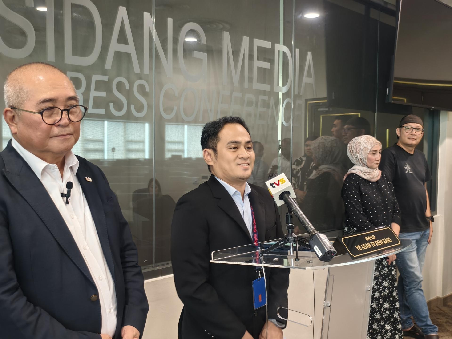 美里市政局园艺官员詹姆斯麦克斯特西莫利强调，市政局已展开全面检查与维修工作，确保公园设施安全无虞。左为美里市长俞小珊。