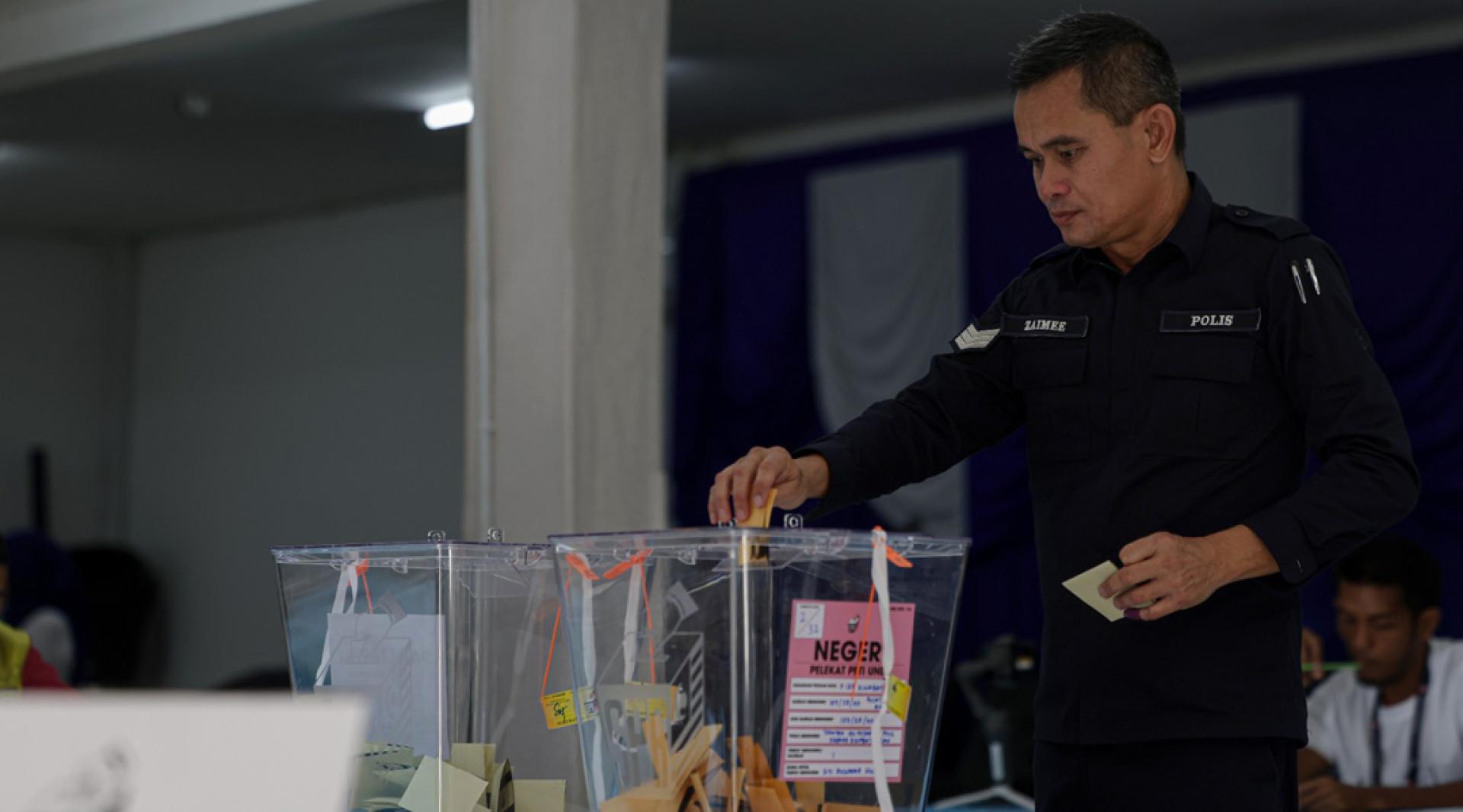 警员提前投票。