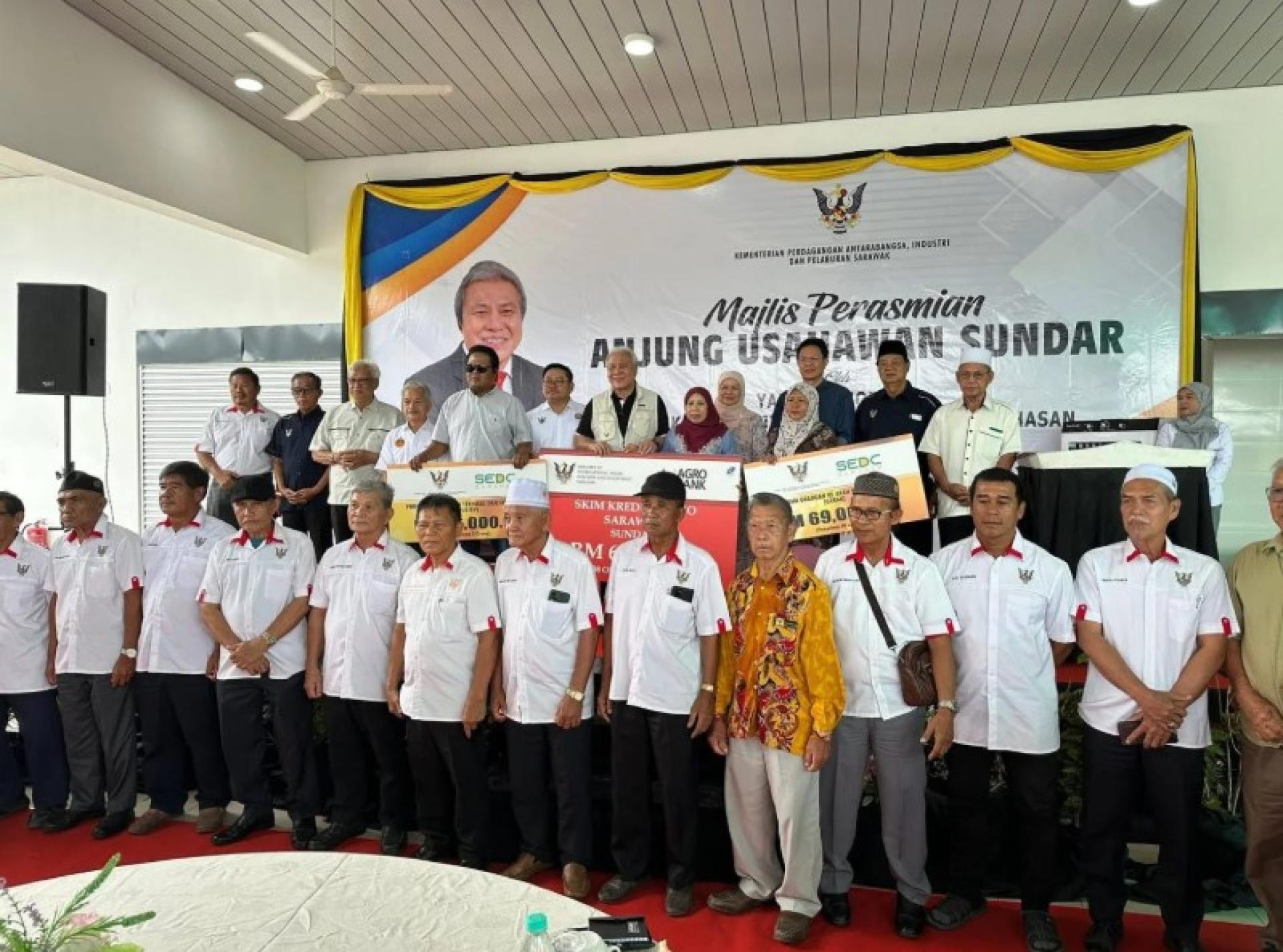 阿旺登雅（中）与砂拉越微型信贷计划（Skim Kredit Mikro Sarawak）及“毕业生迈向创业计划”（Program Graduan Ke Arah Keusahawanan，GERAK）受惠者合影。