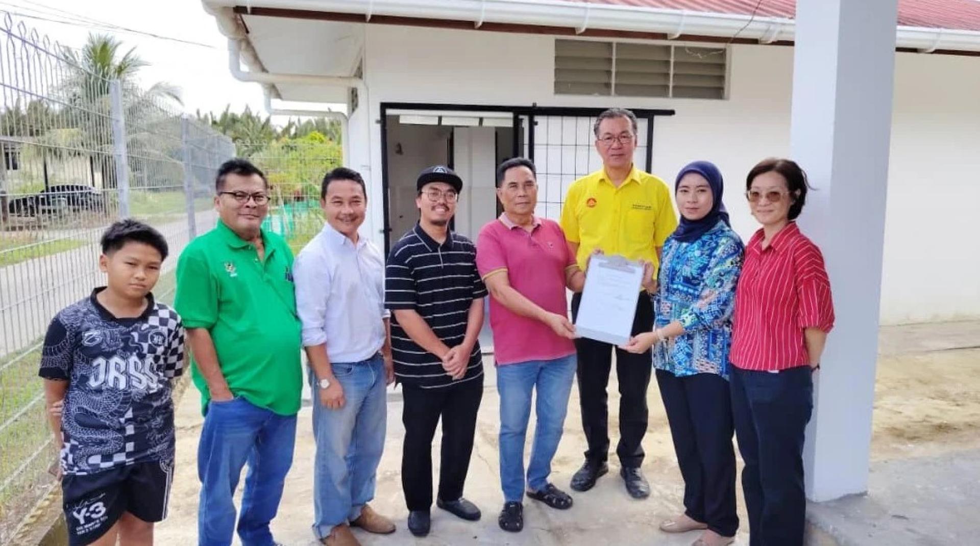 叶耀星（右3）见证Sofea Nurazzniza Masdi在RTP第二阶段工程完成后，将乡村礼堂移交予村长迈克尔马达。