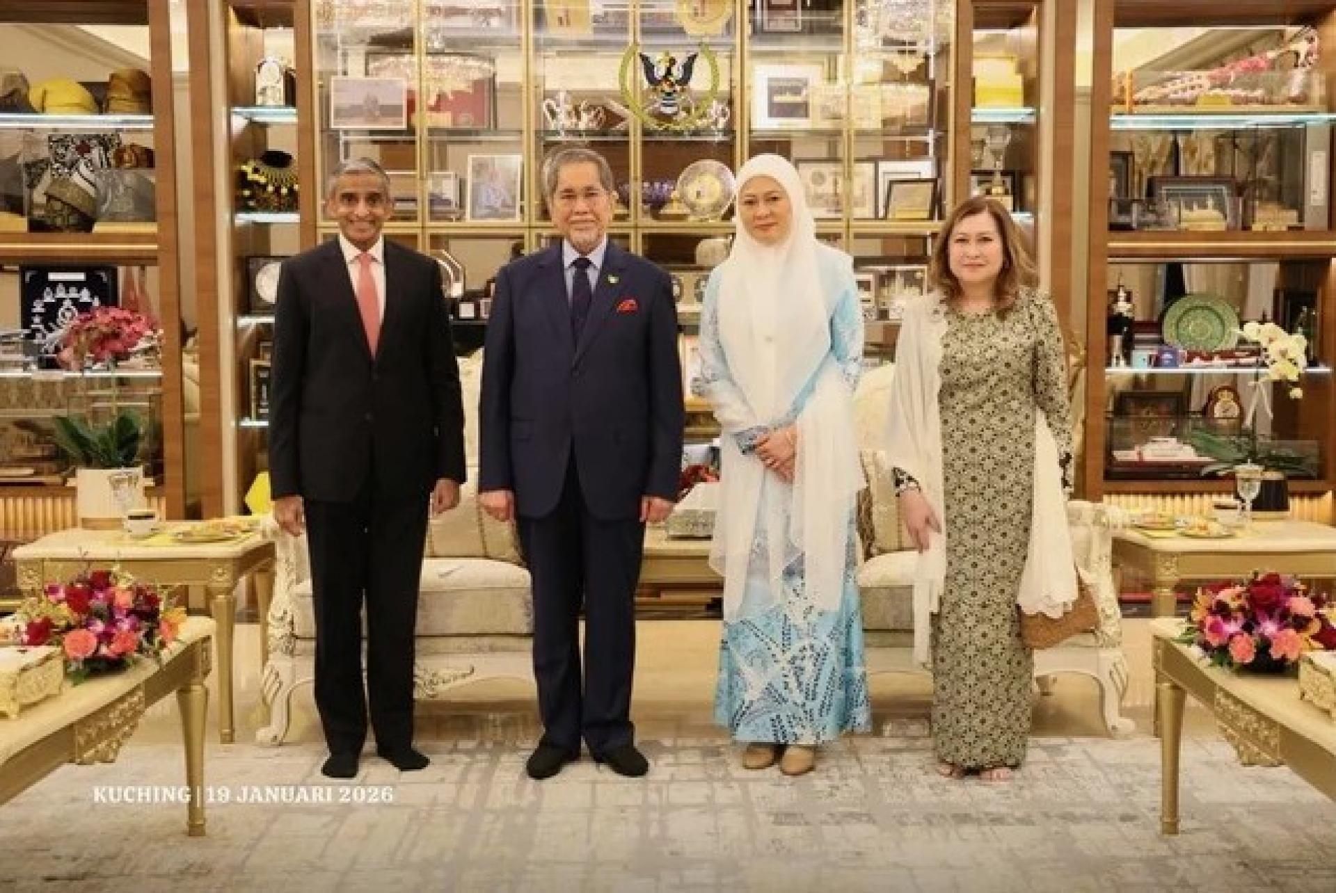 旺朱乃迪（左2）与新加坡代表团合影。