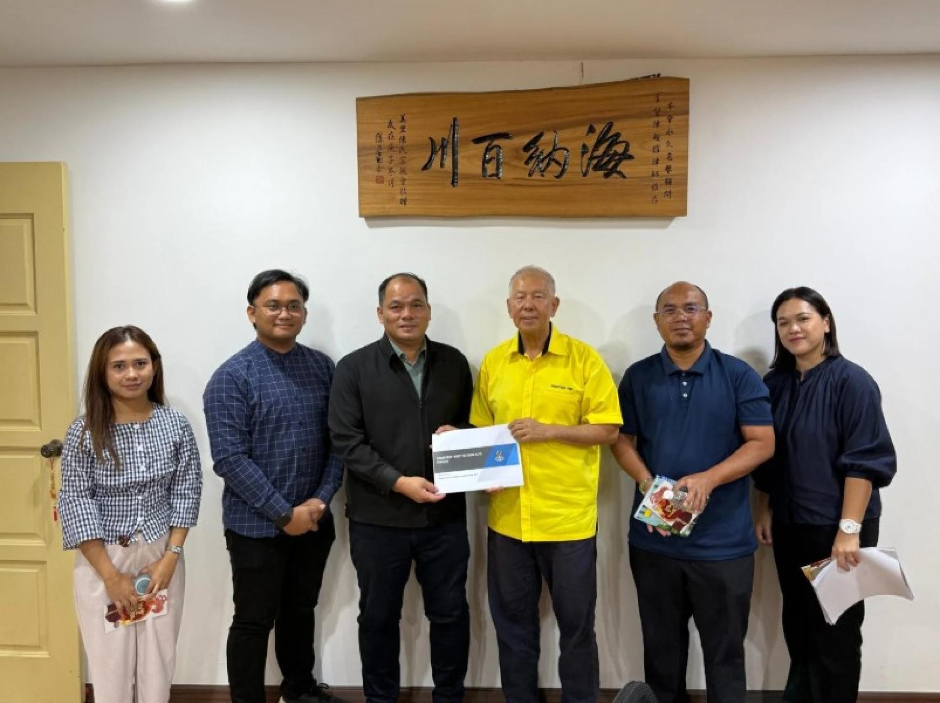 砂拉越旅游、创意产业及表演艺术副部长陈超耀（穿黄色服装）与新任美里灌溉及排水局主任Henry Tuah（左3）合影。