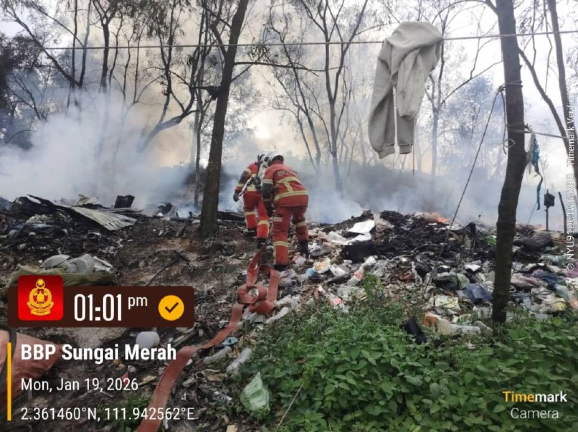 消防局提供的照片显示，消防员在中午火灾后在Kemuyang垃圾填埋场进行灭火作业，该火灾烧毁了七间垃圾清理工人宿舍。