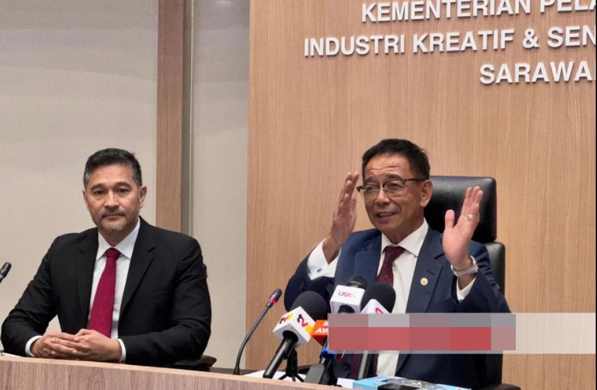 阿都卡林向媒体发表讲话。