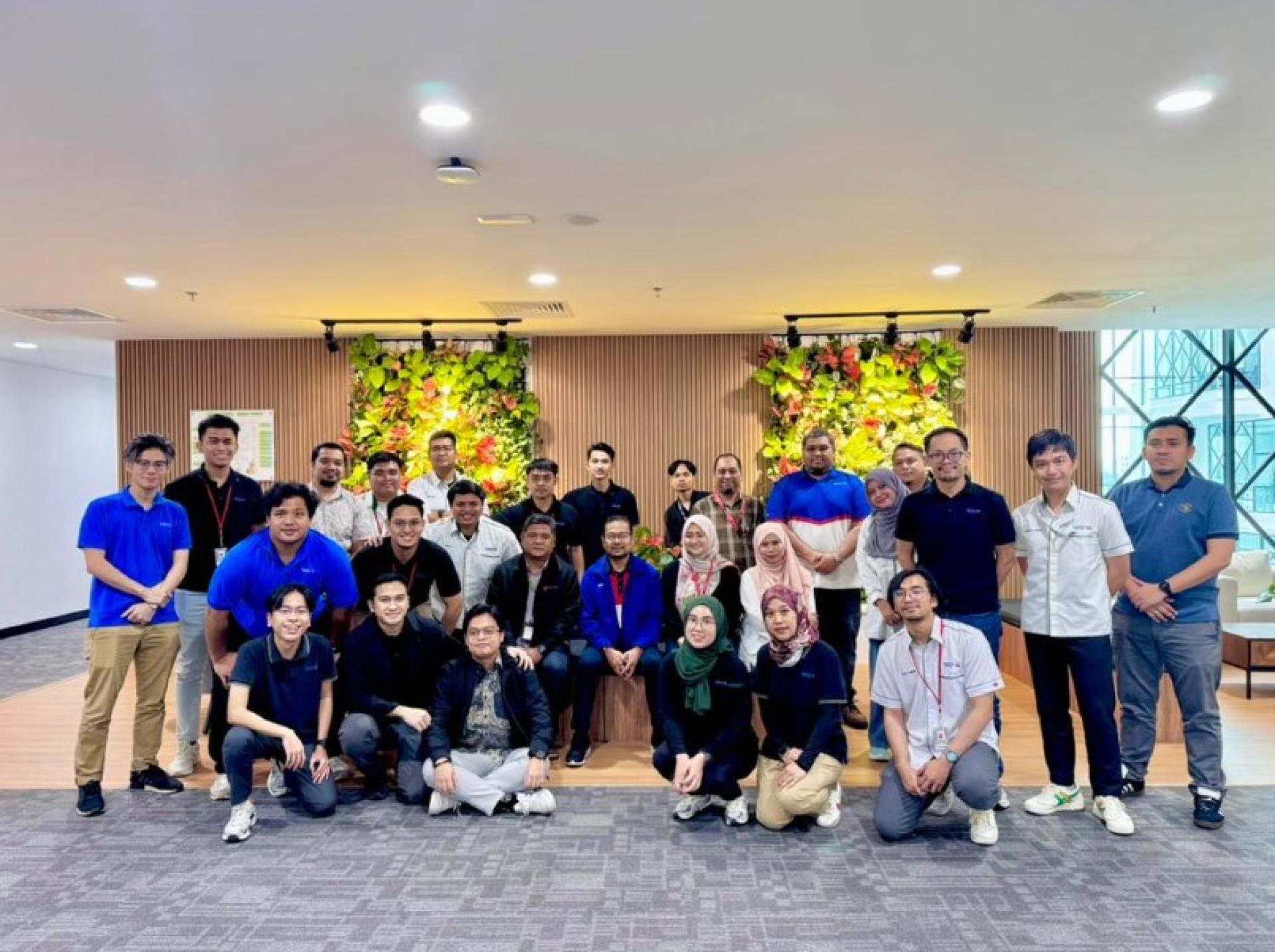 砂拉越地铁员工及学徒在结业仪式上与扎基（中坐者）合影留念。