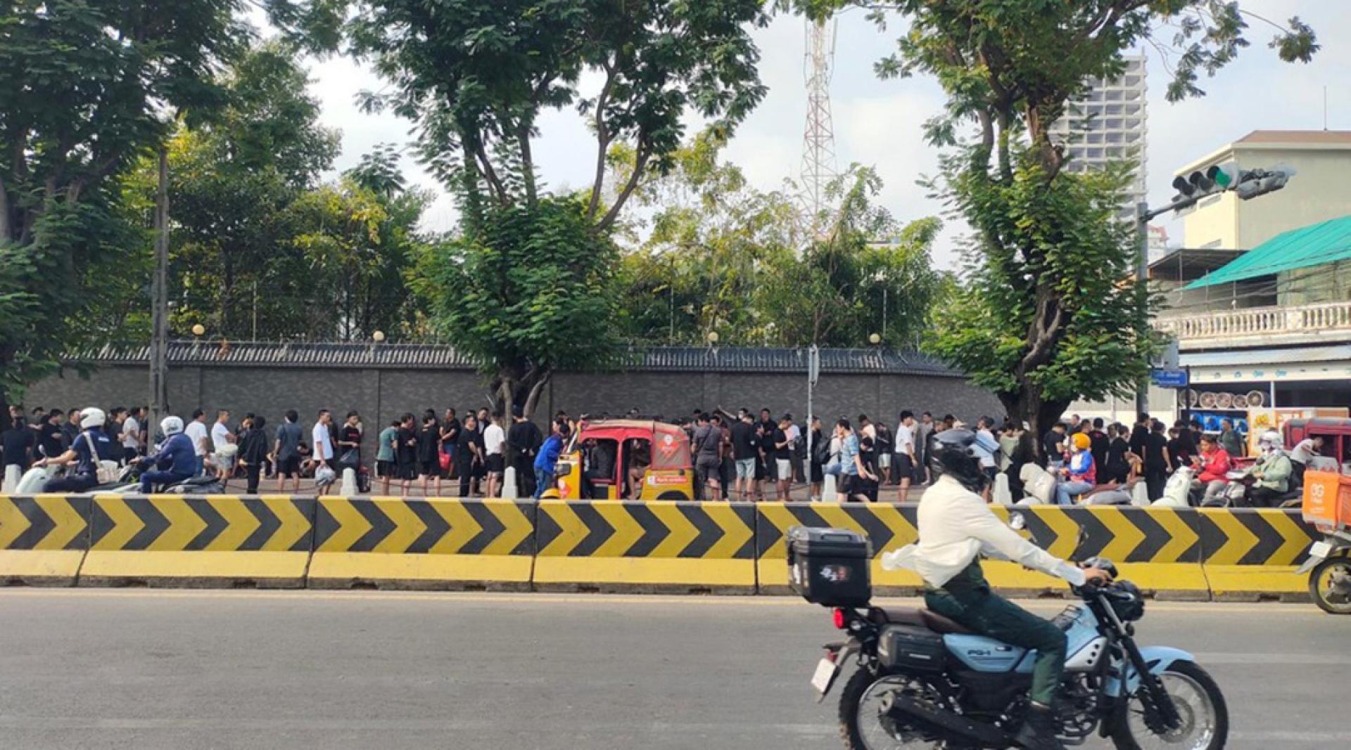 逃离电诈园的中国公民排队求助，中国驻柬使馆现人龙。（图：柬中时报）