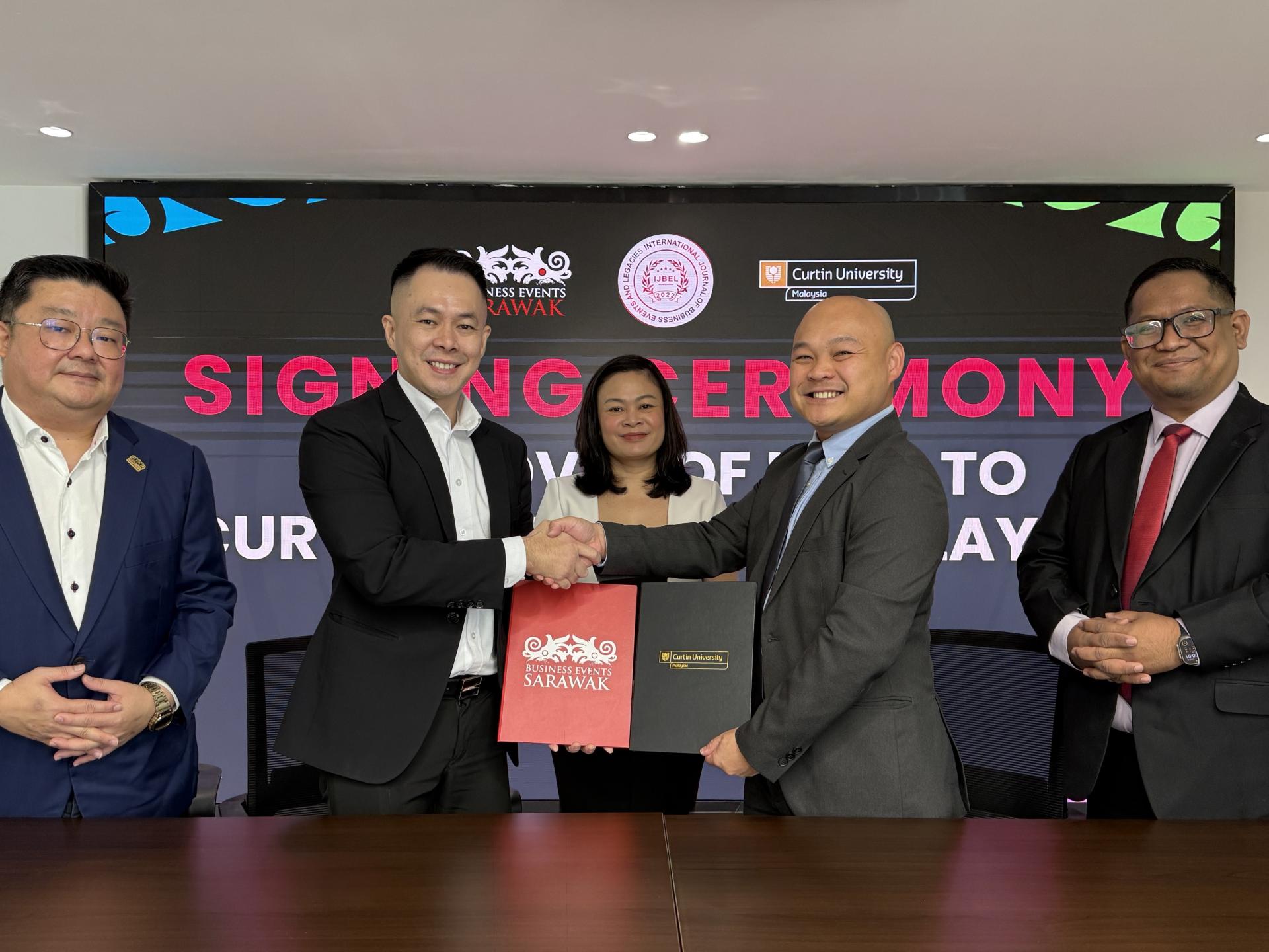 砂拉越商务活动机构由副首席执行员陈振富（左2）代表，与科廷大学马来西亚分校由副校长、校长兼首席执行员李健全教授（右2）代表签署合作备忘录；签署仪式由 BESarawak 首席执行员阿米莉亚罗兹曼（中）见证。