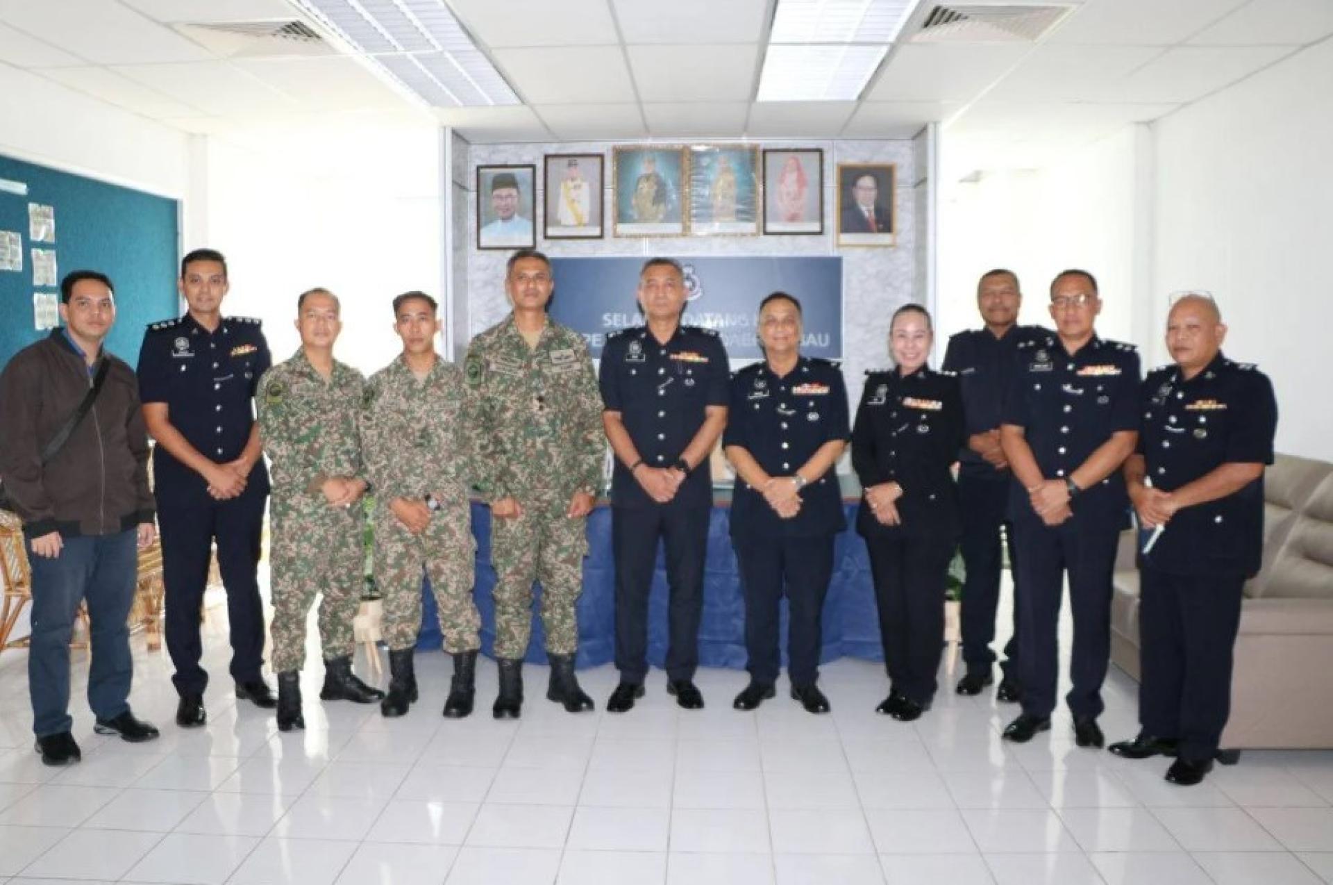 莫哈末（右5）与沙鲁尔（左5）与其他高级官员及GABMA塞里金岗哨人员在礼节性拜访期间合影。