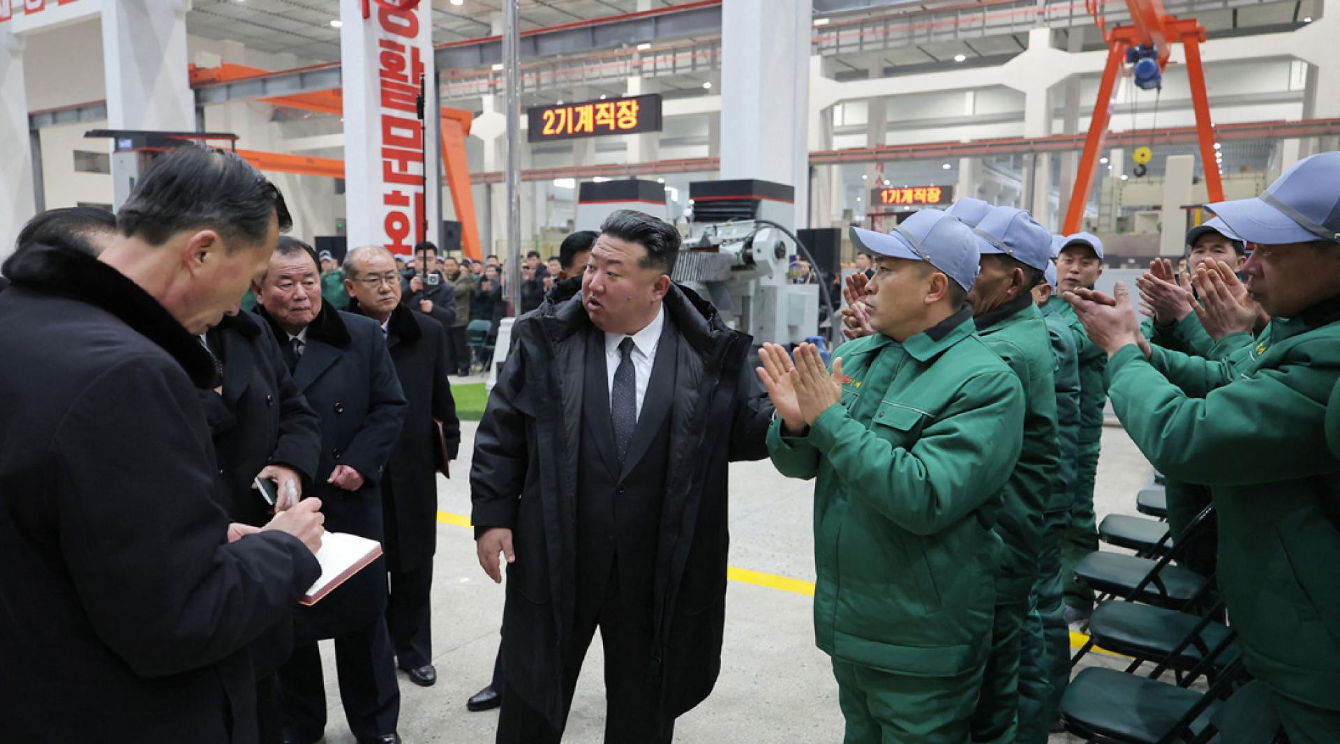 金正恩出席龙城机械联合企业第一期现代化改造项目竣工典礼。