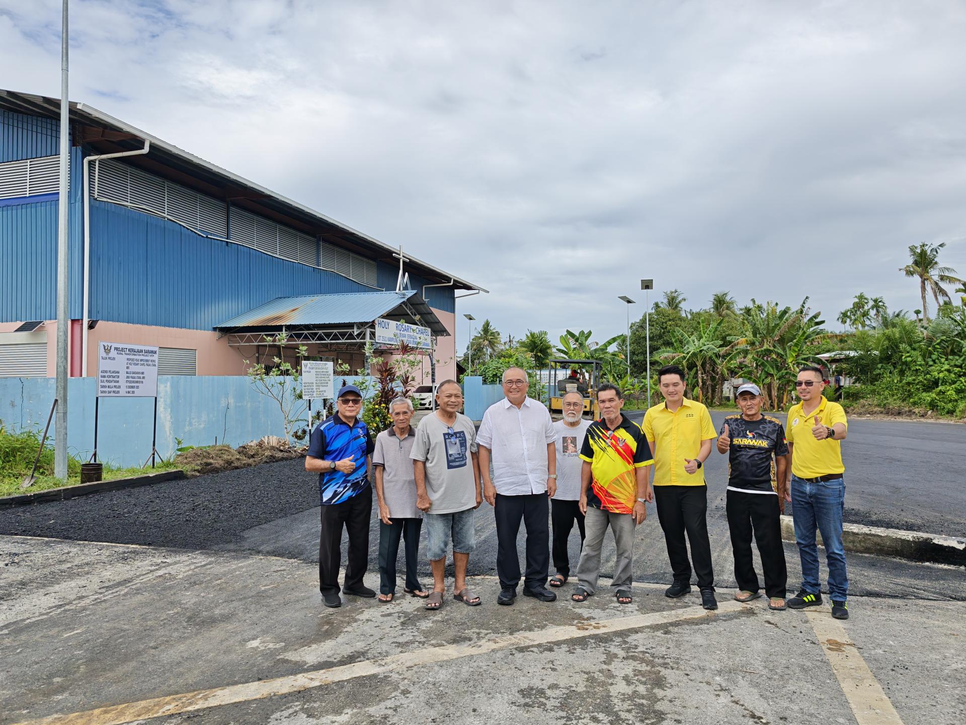 俞小珊立法议员（左3）与团队和教堂代表一同视察玫瑰圣母堂前泊车场提升工程。