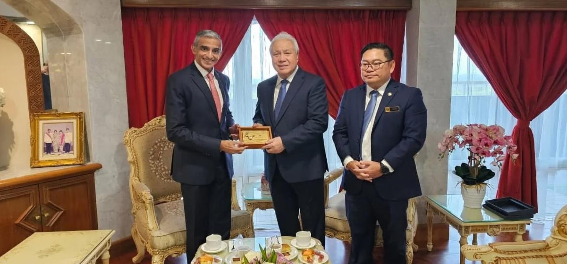 阿旺登雅（中）与梅农交换纪念品。