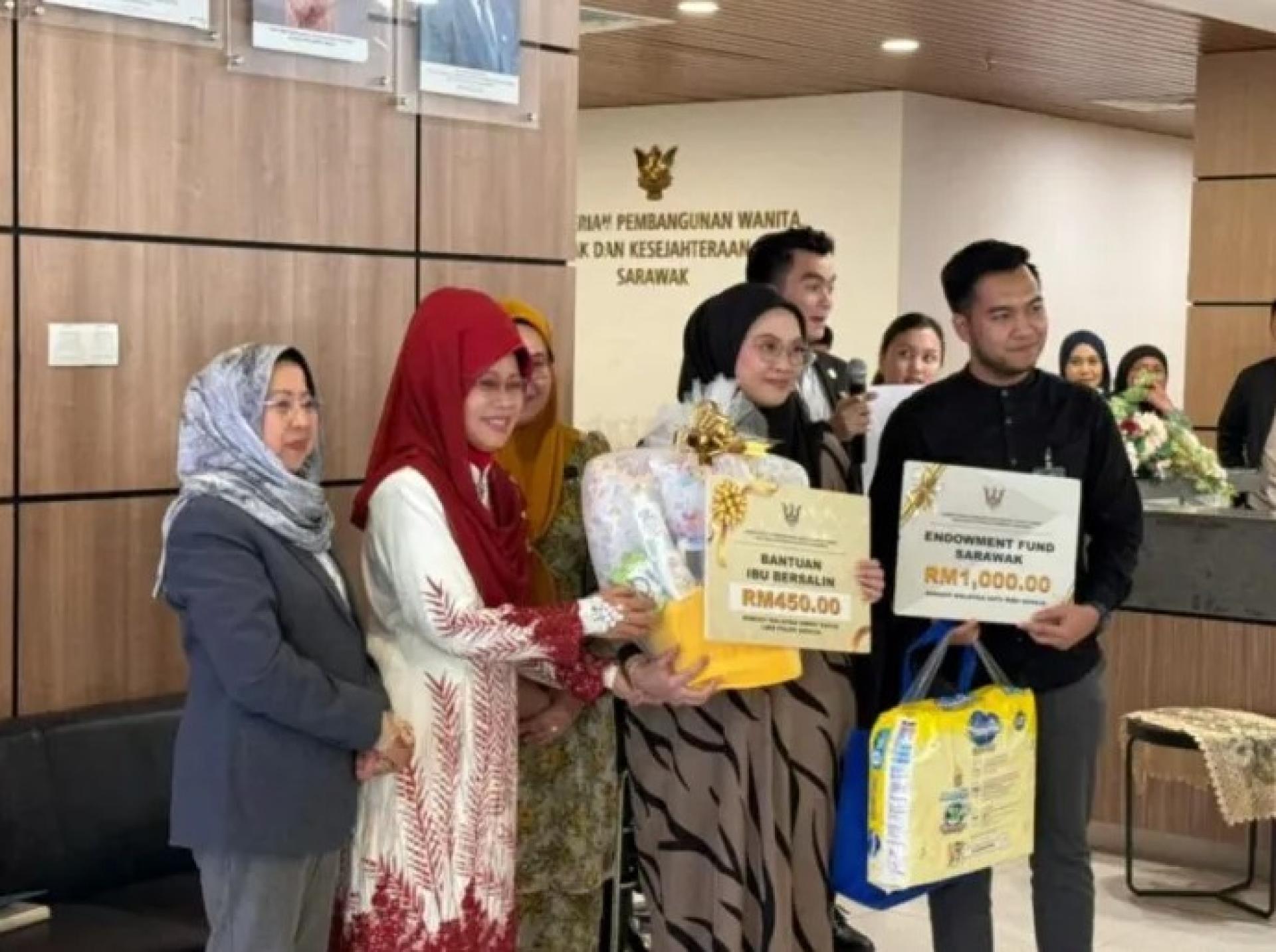 陈赛明（左2）于2026年1月19日在古晋柏特拉再也Baitulmakmur II向受惠者移交BIB及EFS资助。