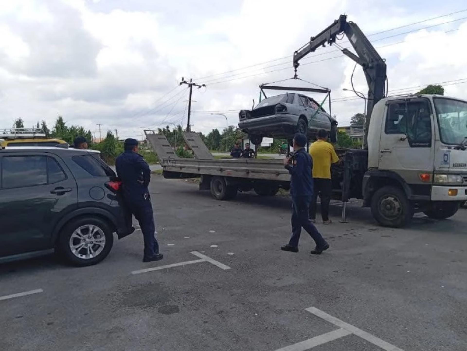 MPKS执法行动中，弃置车辆被拖走。