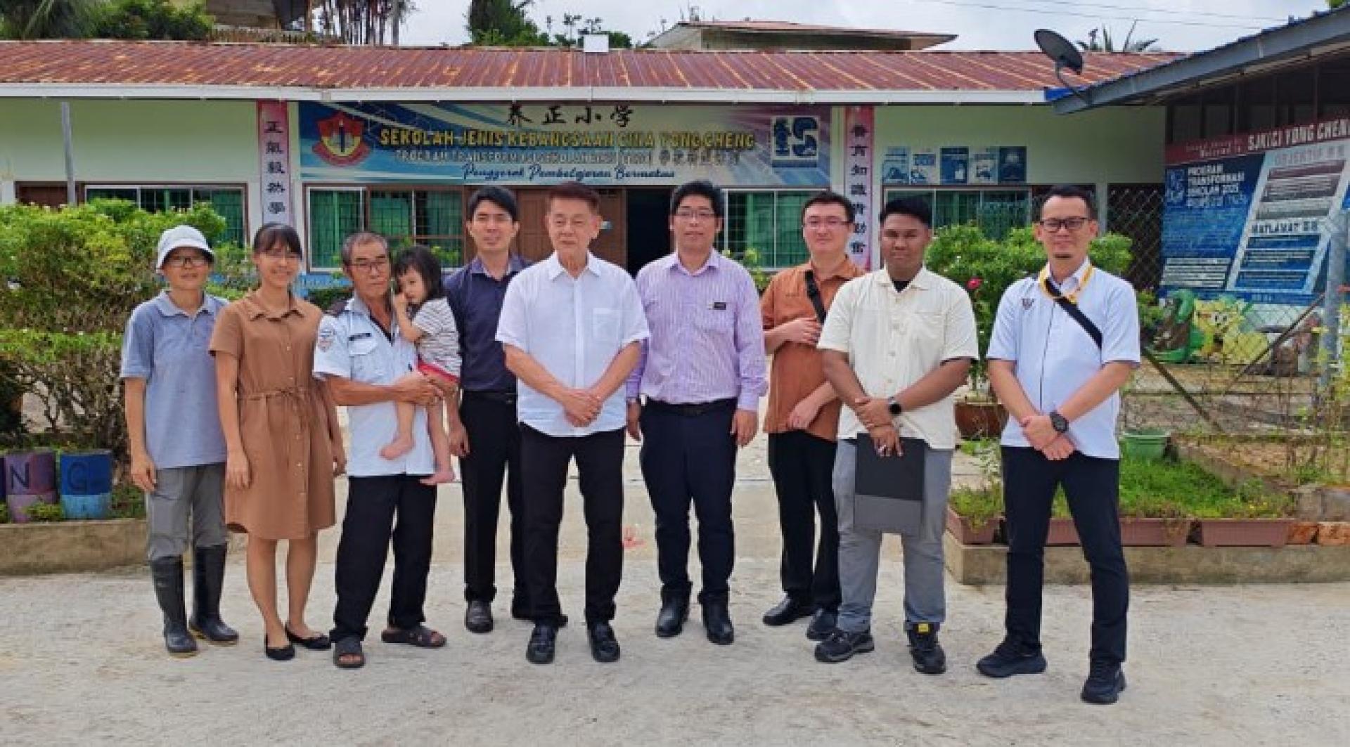 拿督陈冠勋与养正华小师生在视察学校期间合影。