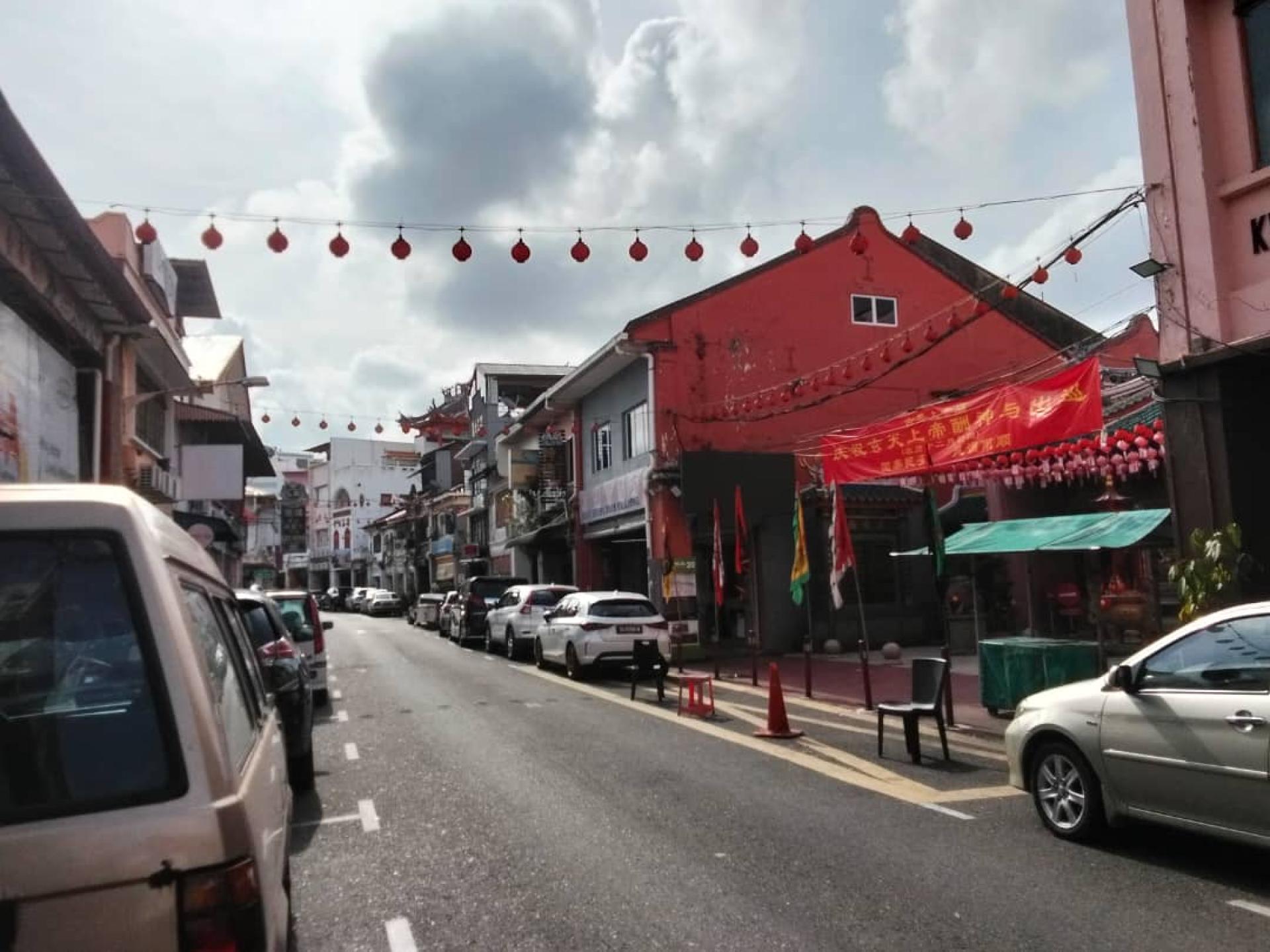 古晋潮州公会乙巳年玄天上帝圣驾巡游盛典将于周四举行，亚答街的民众受促合作，届时把车子停放在街道的左边，腾出右边停车位，以确保游行队伍的顺利通行