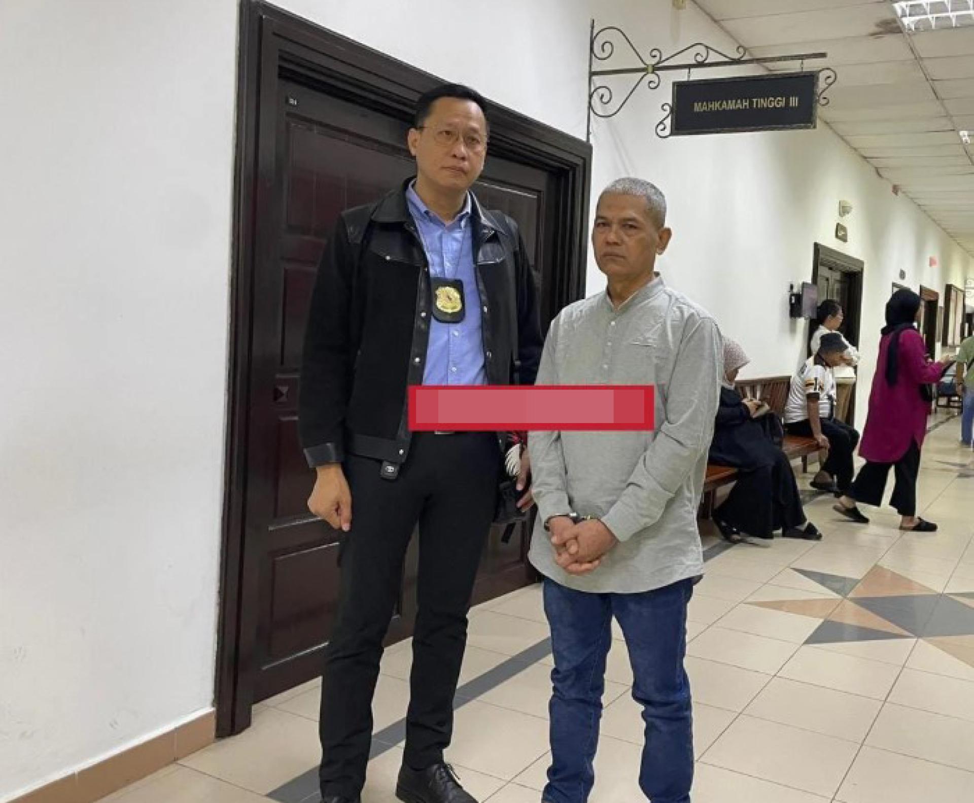 被告（灰衣）与印尼共和国驻马来西亚总领事馆领事部高级官员亚历山德里勒加瓦合影。