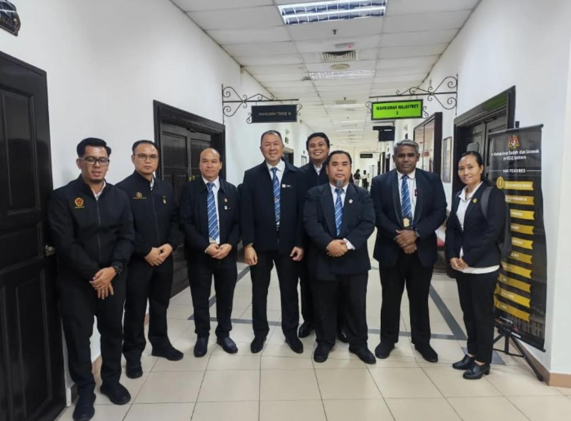 古晋卫生局调查与控方单位及JKNS法律团队在法庭外合影。