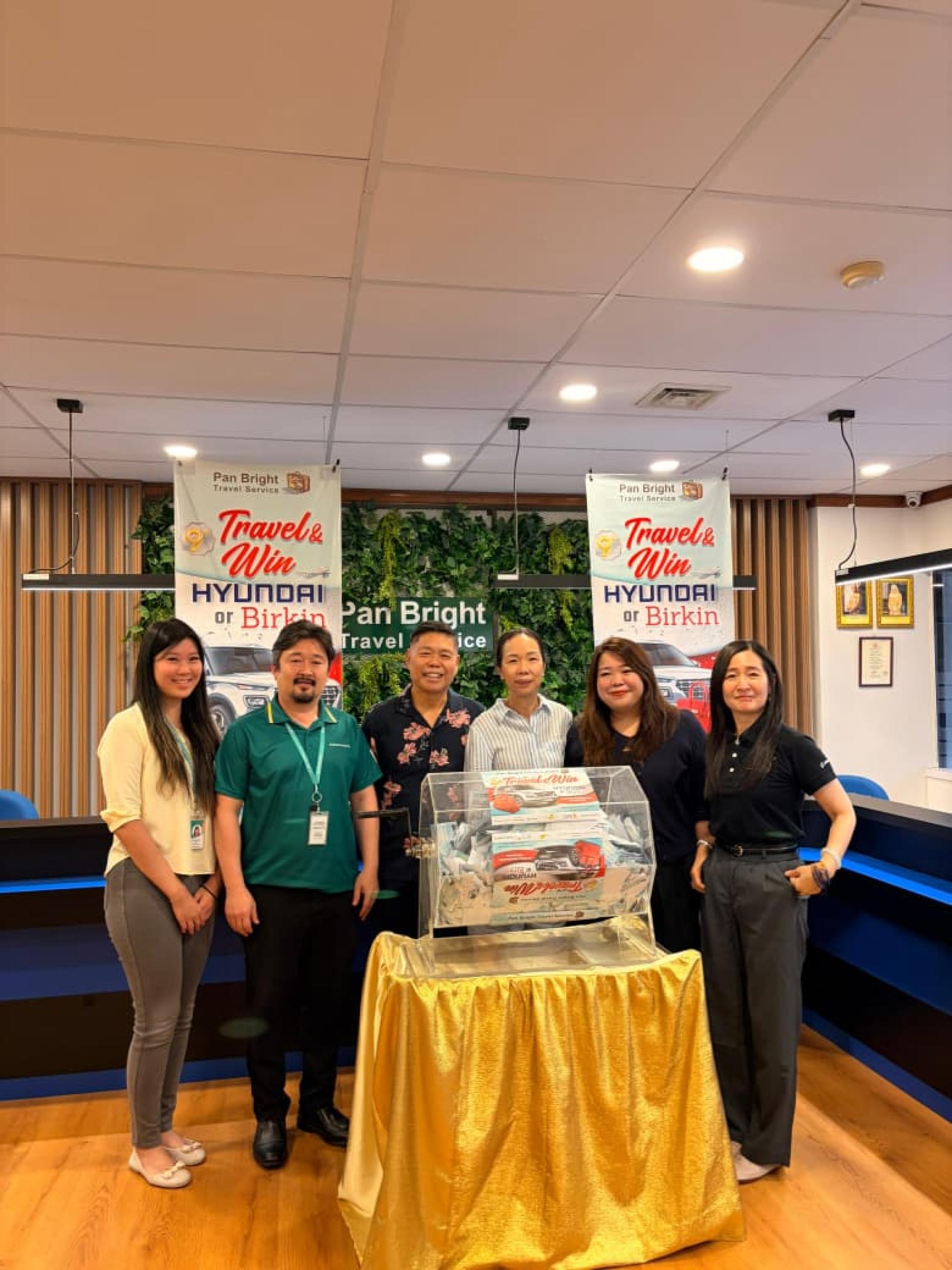 Pan Bright Travel高层与赞助商合影