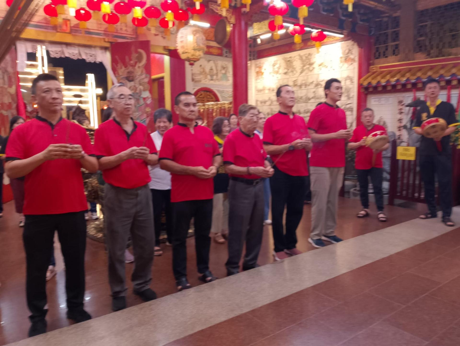 汶莱腾云殿董事长李永贞与该殿董事烧香拜祭