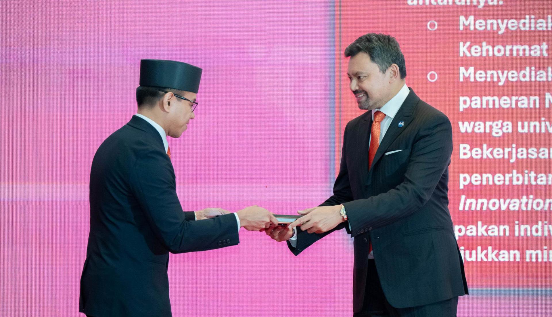 皇太子颁发杰出服务奖该校学生