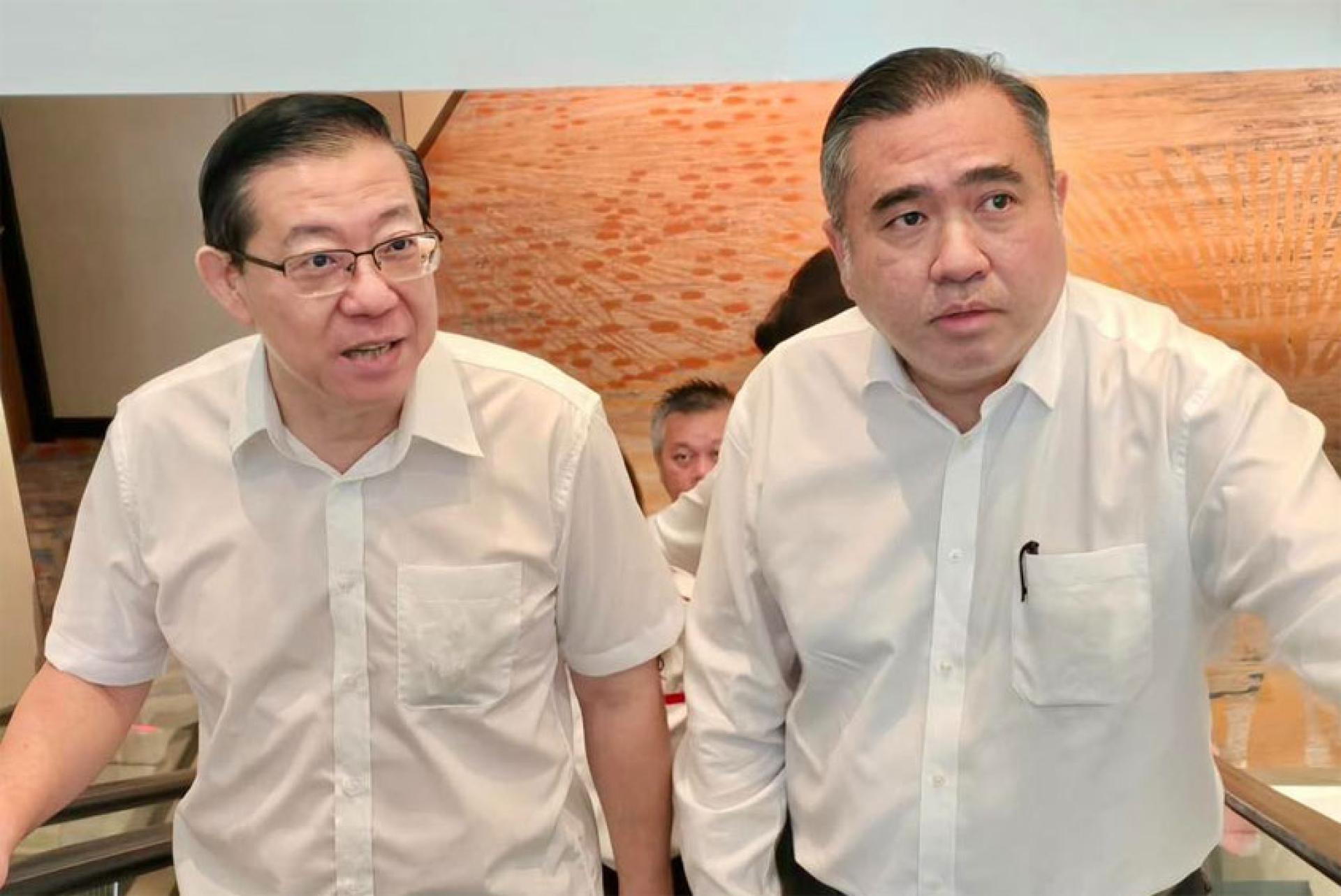 林冠英（左）上载与陆兆福乘电梯往上看照片。