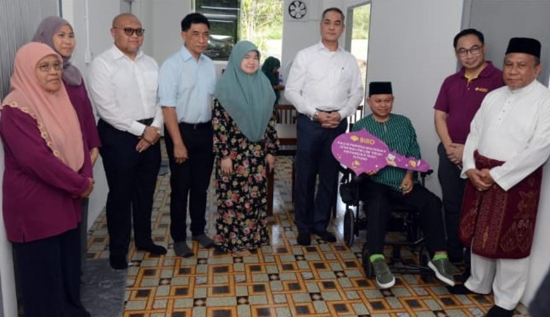 内政部长拿督阿马丁移交房屋锁匙予受惠家庭