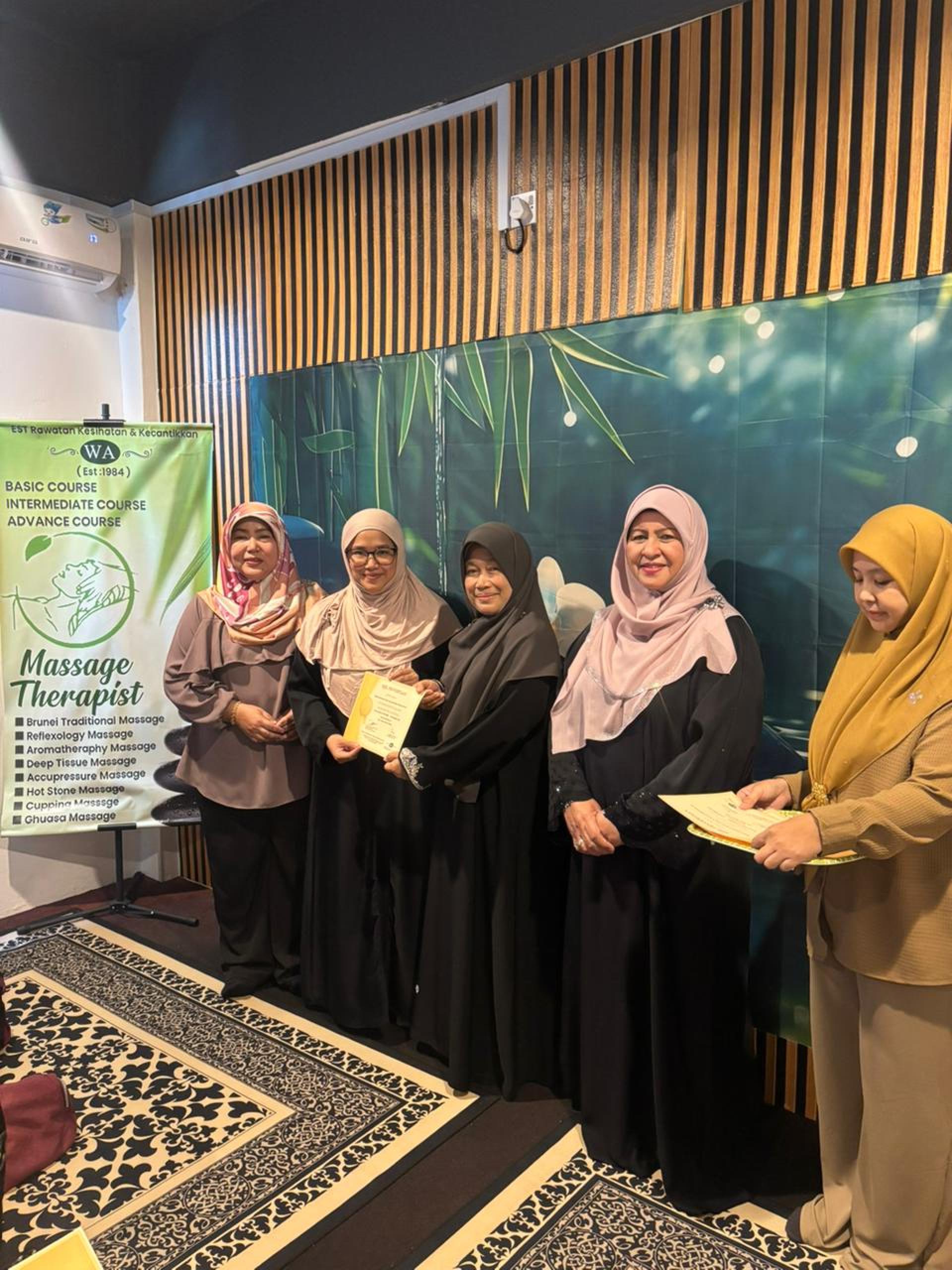 主宾彭基兰拿汀玛里瓦蒂发结业证书予学员