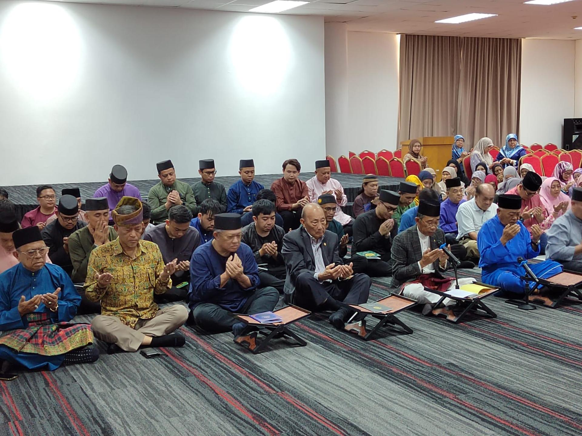 丕显甲必丹拿督吴景进出席祈祷活动。