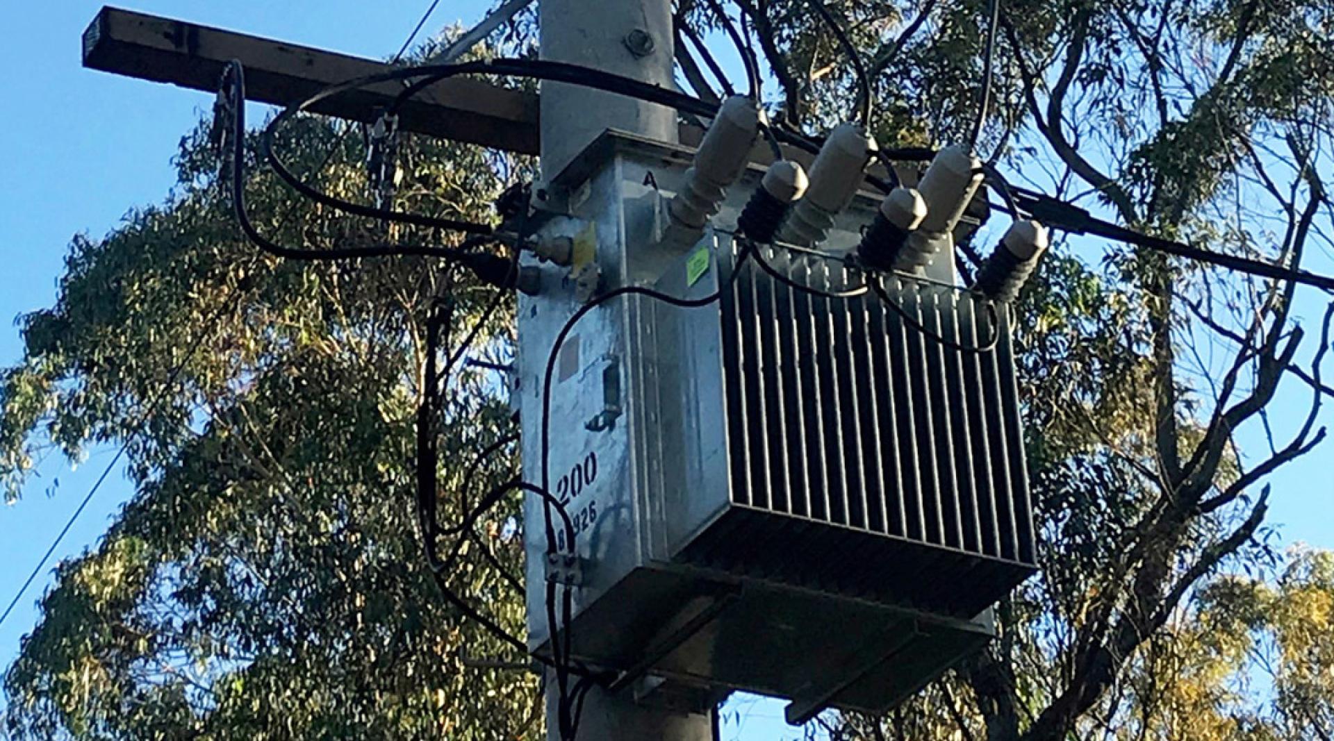 变压器的功用就是将高压电转换为低压电，供家庭或工厂使用。