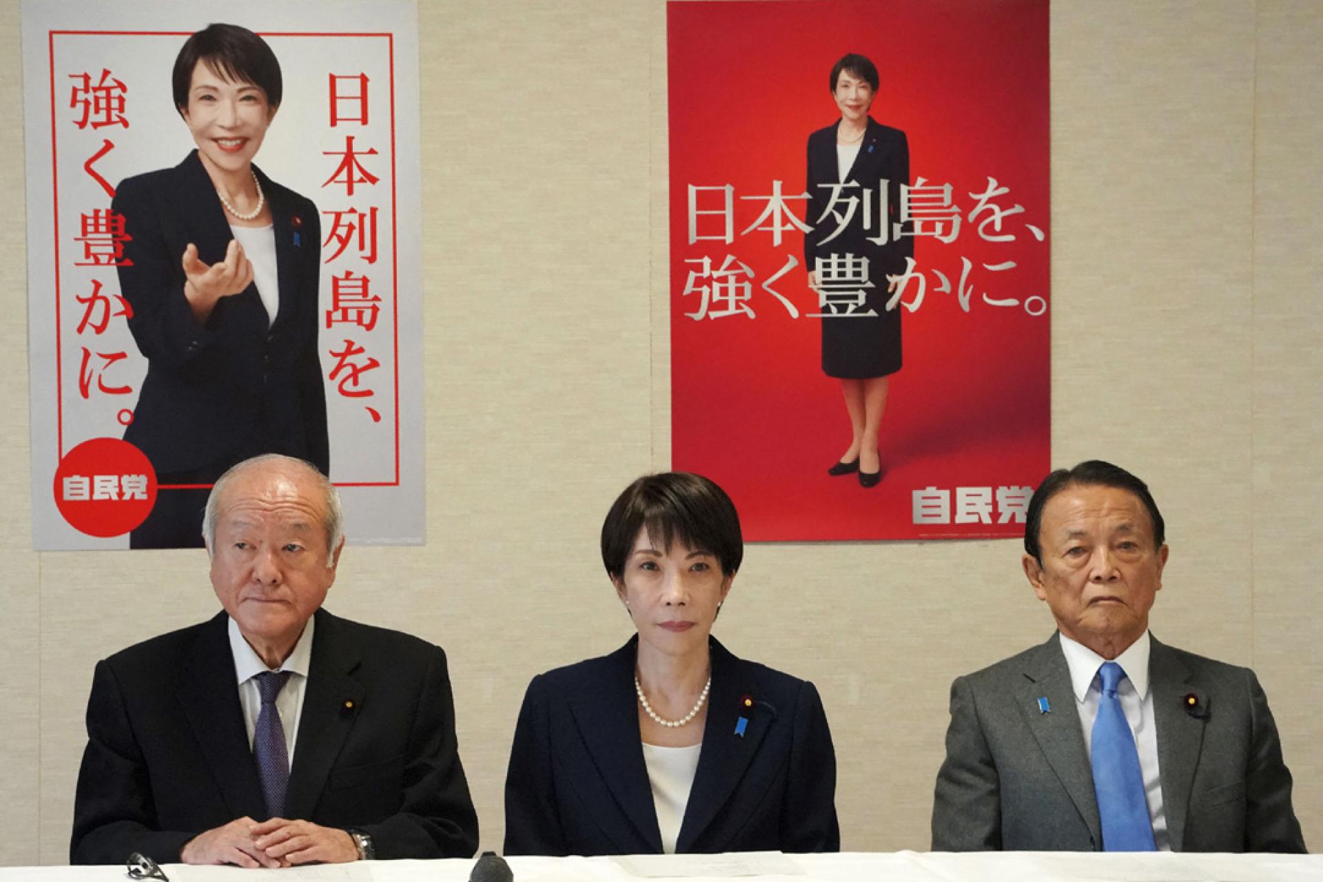 自民党总裁高市早苗（中）、自民党干事长铃木俊一（左）和自民党副总裁麻生太郎（右）20日在东京自民党总部出席党务会议。