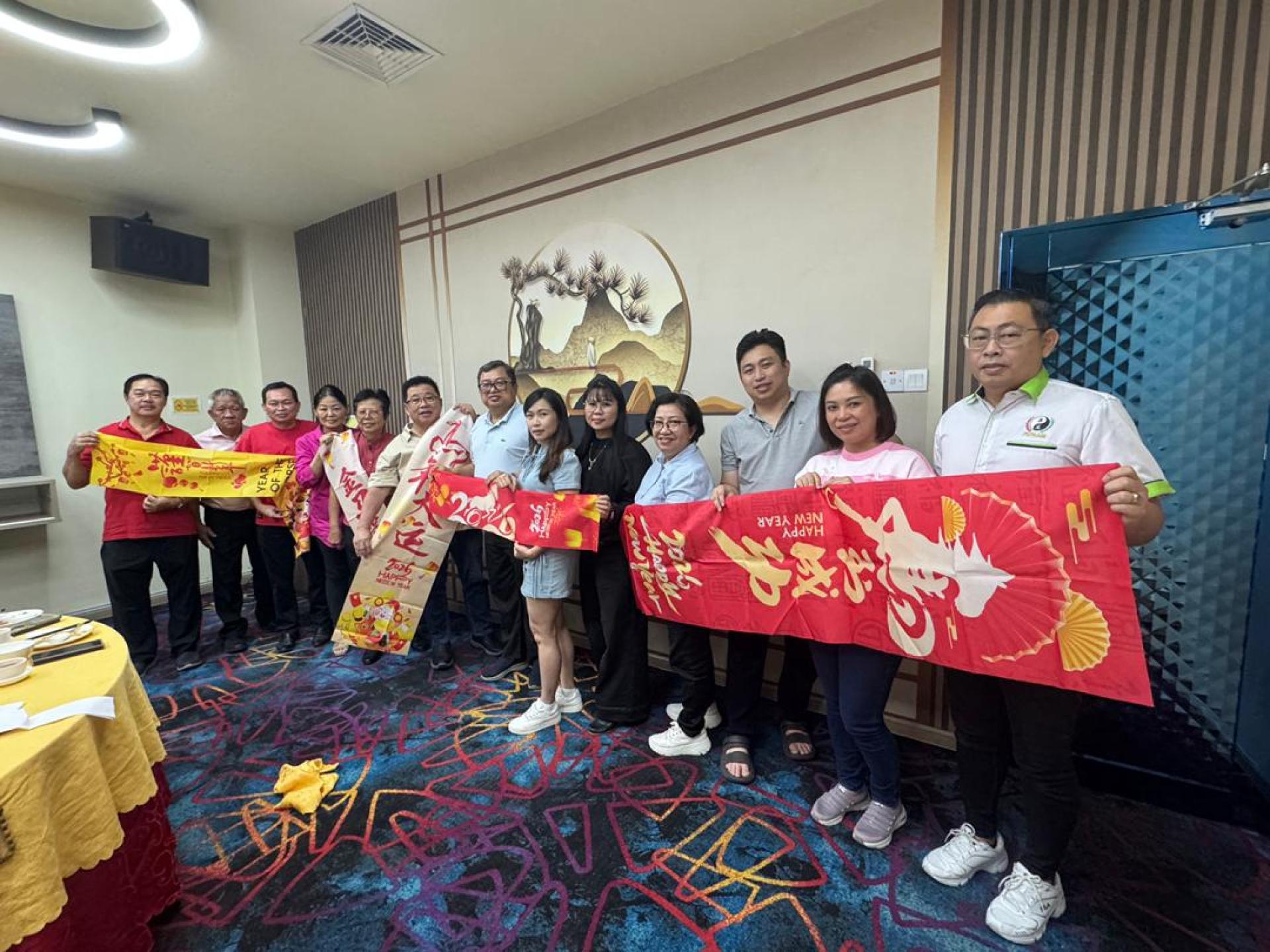 大马医总理事召开2026年理事会暨新年聚餐。左起为张来复、李绍基、黄保民、陈柔静、张润霞、杨锡民、黄保国、罗惠莉、陈煊婷、陈秀珠、黄展鹏、孙薇思及邱炜马。（照片由大马医总提供）