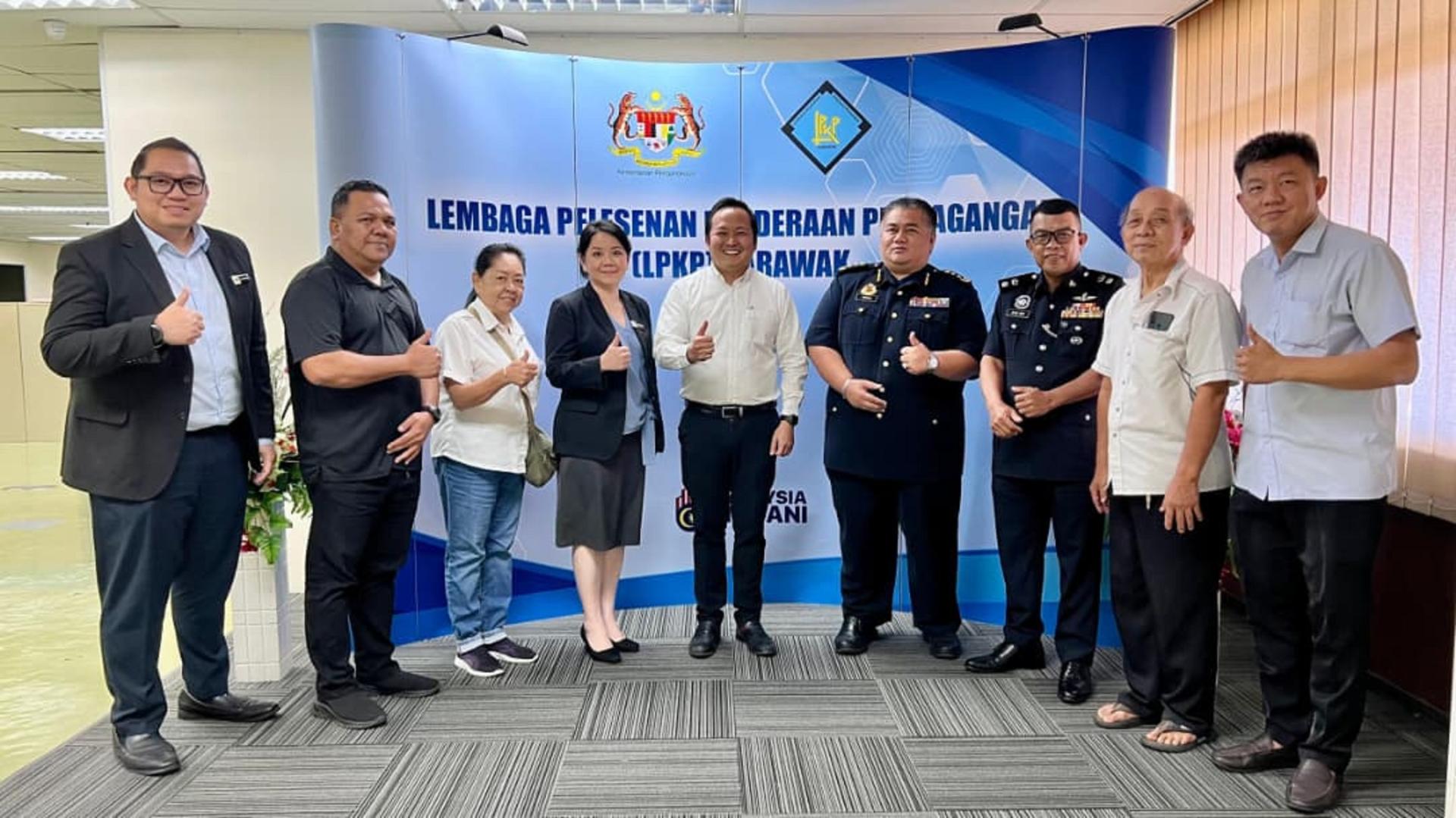 江峰年（中）与相关当局和业者代表合影。