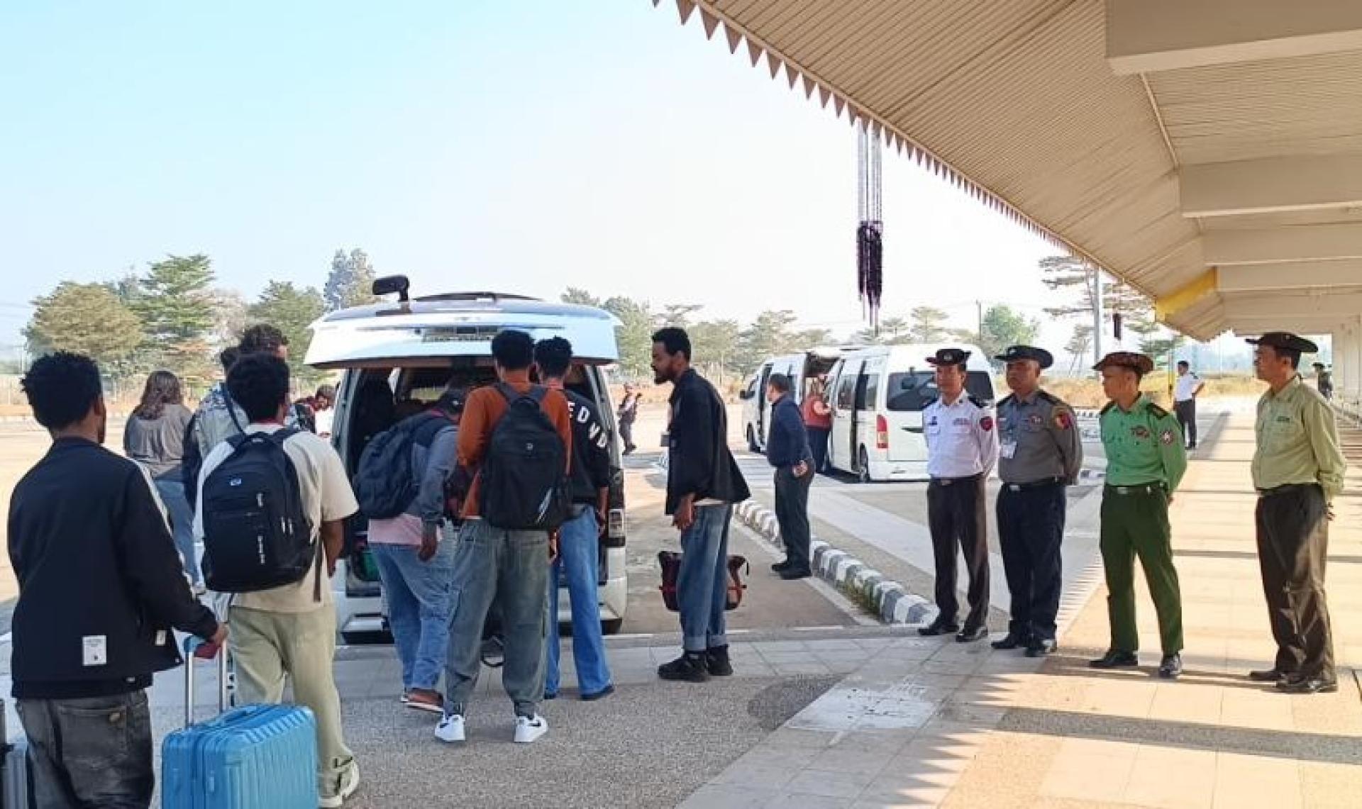 缅甸当局持续打击非法入境及网络犯罪活动，日前依法将 45名外籍人士 经由缅泰第二友谊桥遣返回原籍国。