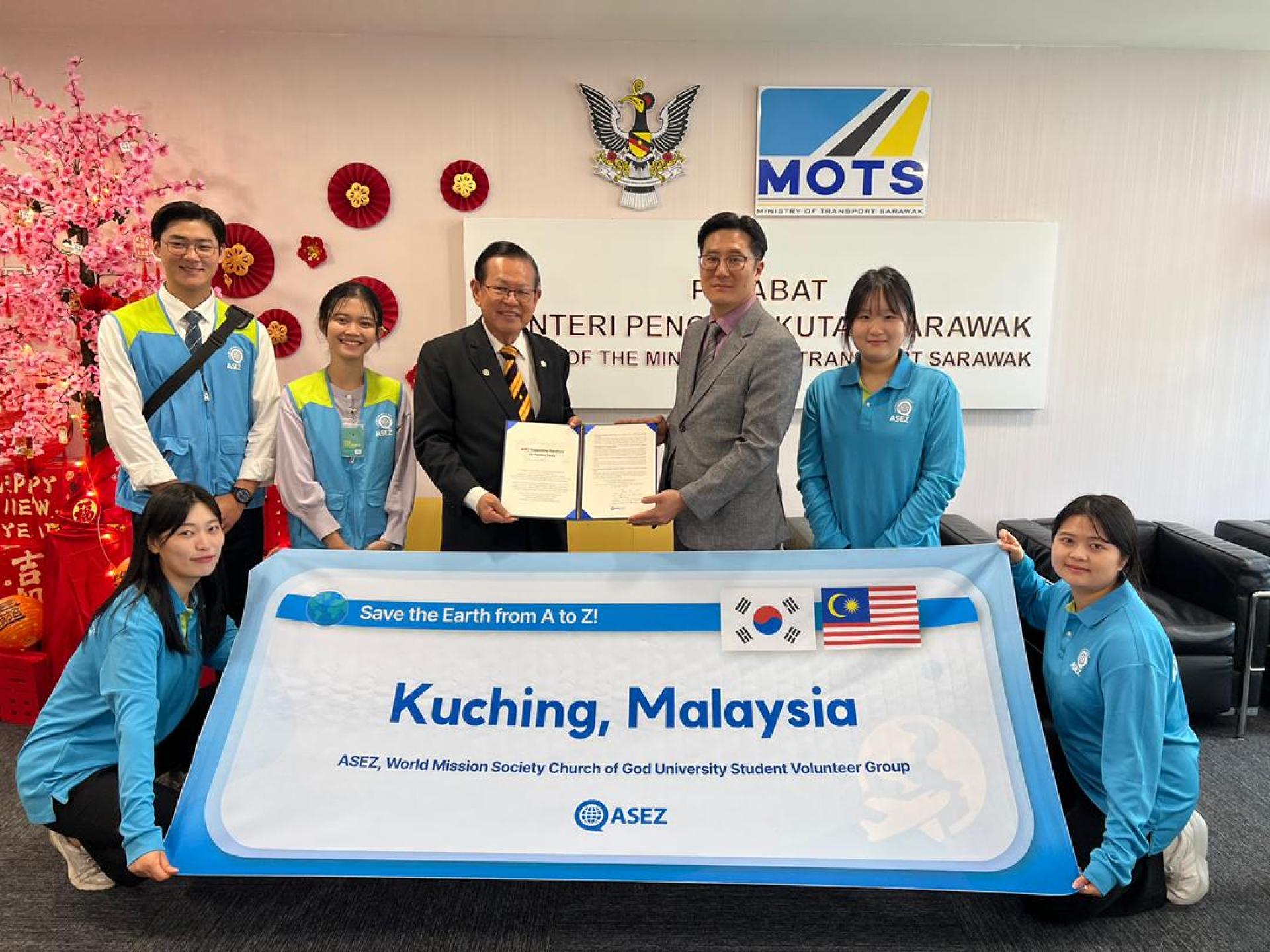 砂拉越交通部长拿督斯里李景胜（后中）和东马亚洲经济特区总裁权志强在展示了亚洲经济特区对塑料条约的支持签名。