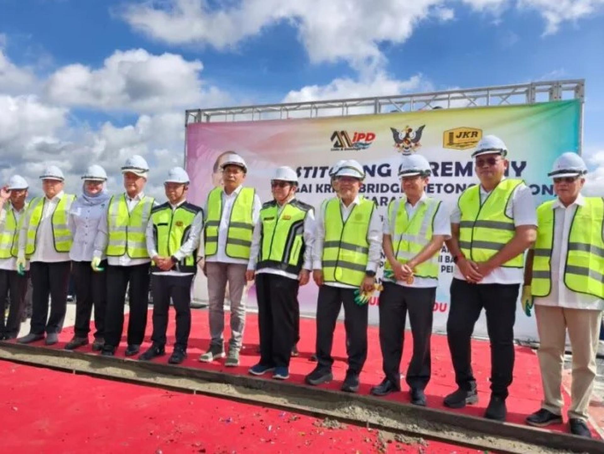 道格拉斯（右5）于2026年1月20日在砂拉卓出席克里安河大桥衔接工程推介礼。