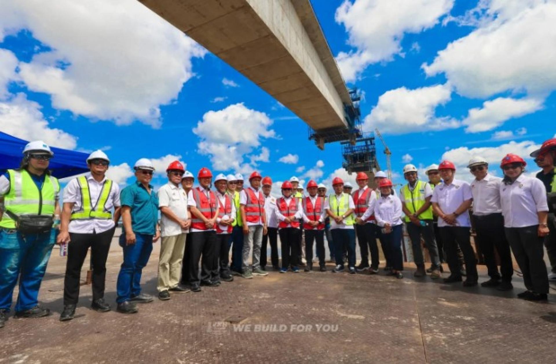 道格拉斯与其他嘉宾于今日在此巡视巴当砂里巴斯第二大桥建设项目后合影留念。