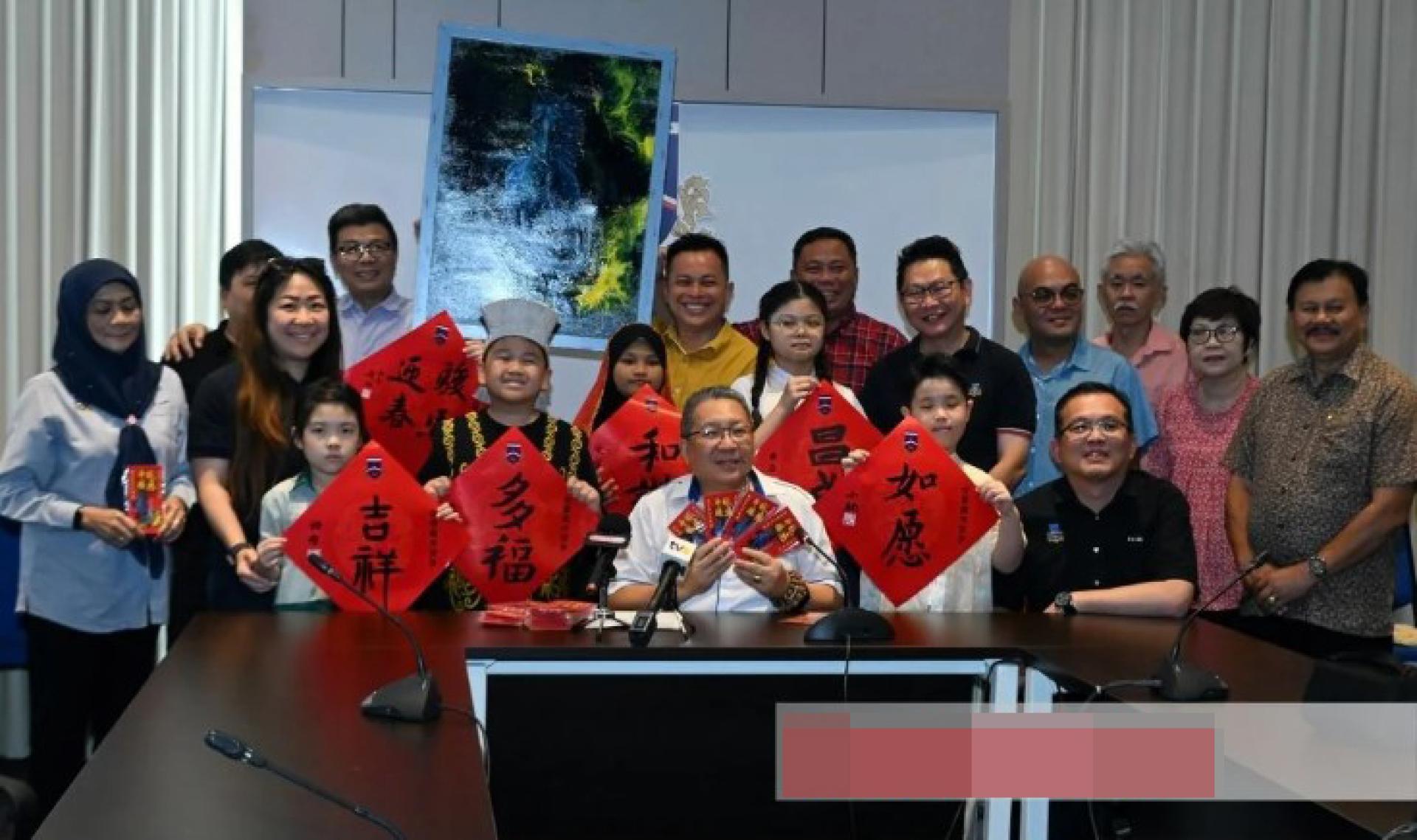 这项名为“以书法滋养童心”的活动，汇聚了市议员、书法艺术家、教师、家长及学生共同参与。