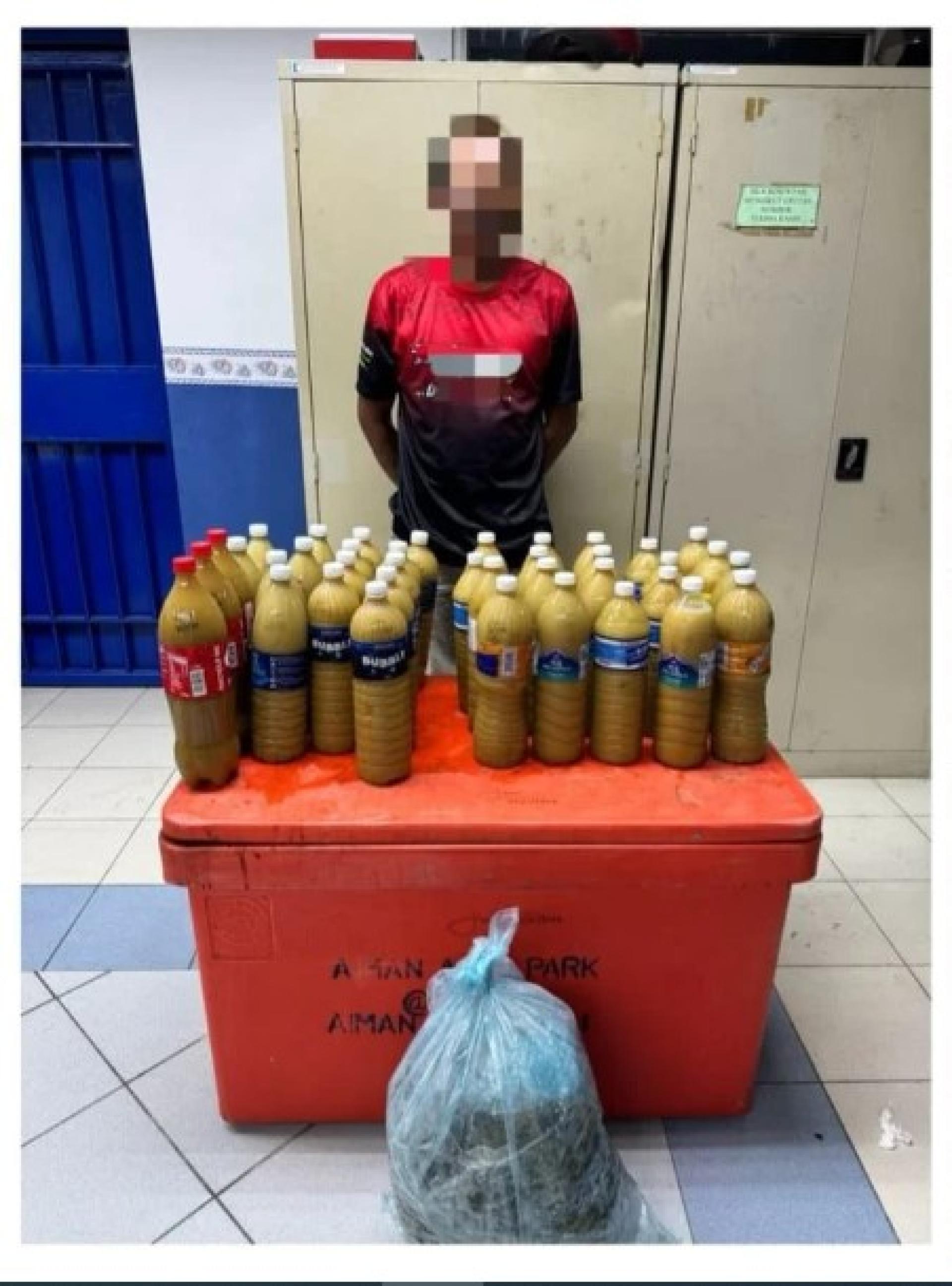 被捕嫌疑人与查获的克图姆汁瓶、保温箱及装有5.42公斤疑似克图姆叶的塑料袋。