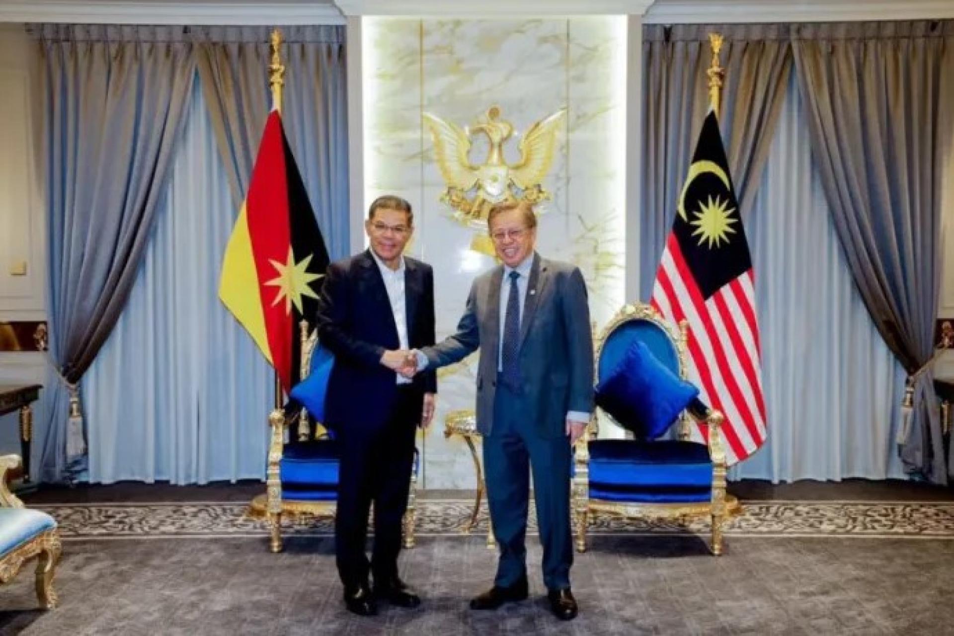 赛夫丁（左）在联邦—州协调会议上会见阿邦佐哈里，旨在解决砂州居民文件问题，尤其是偏远地区居民的身份文件问题。