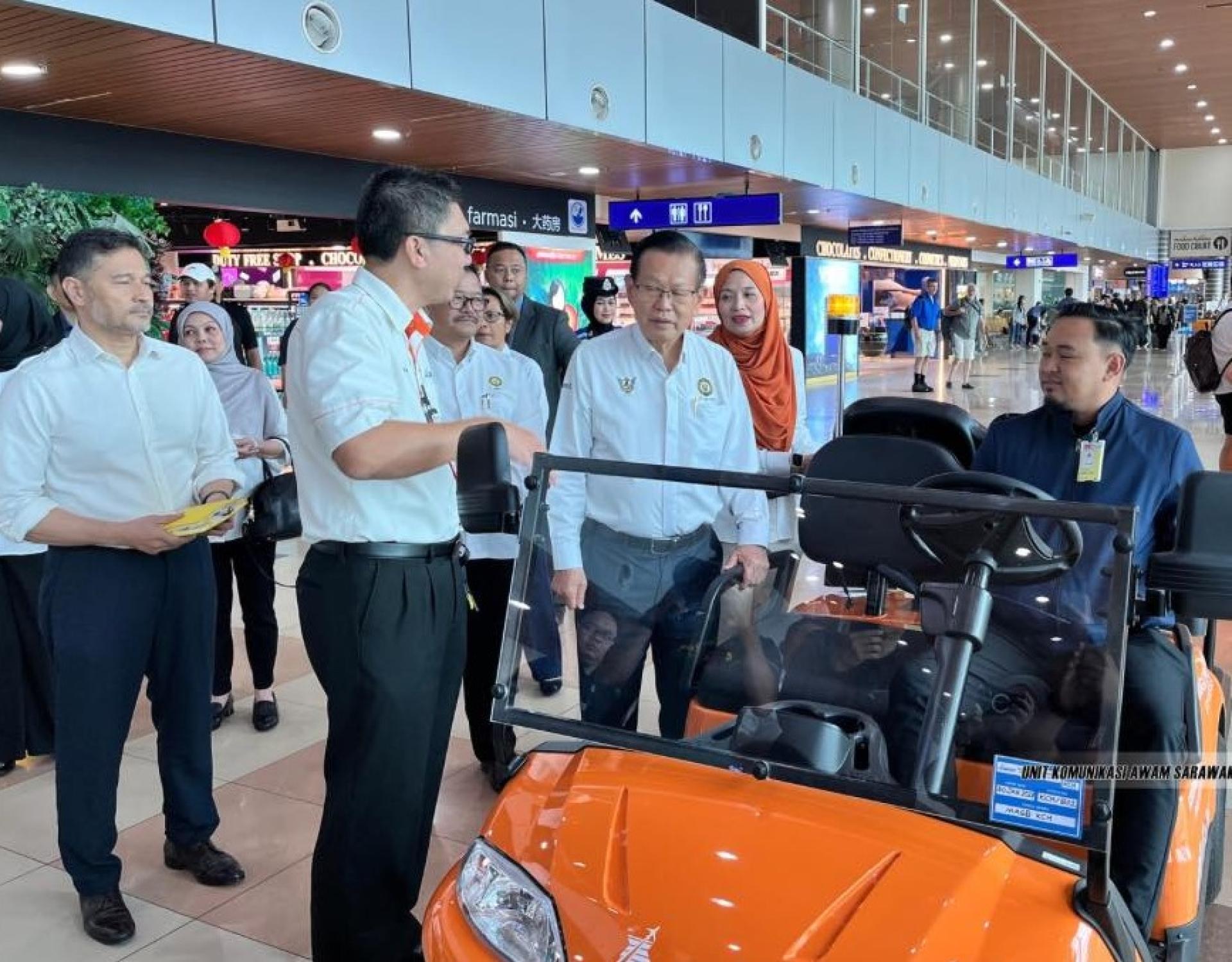 砂交通部长拿督斯里李景胜巡访古晋国际机场的设施。