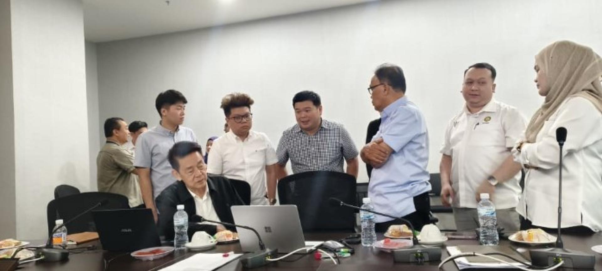 陈冠勋在诗里街砂拉越政府行政中心会议上与相关机构官员讨论项目。