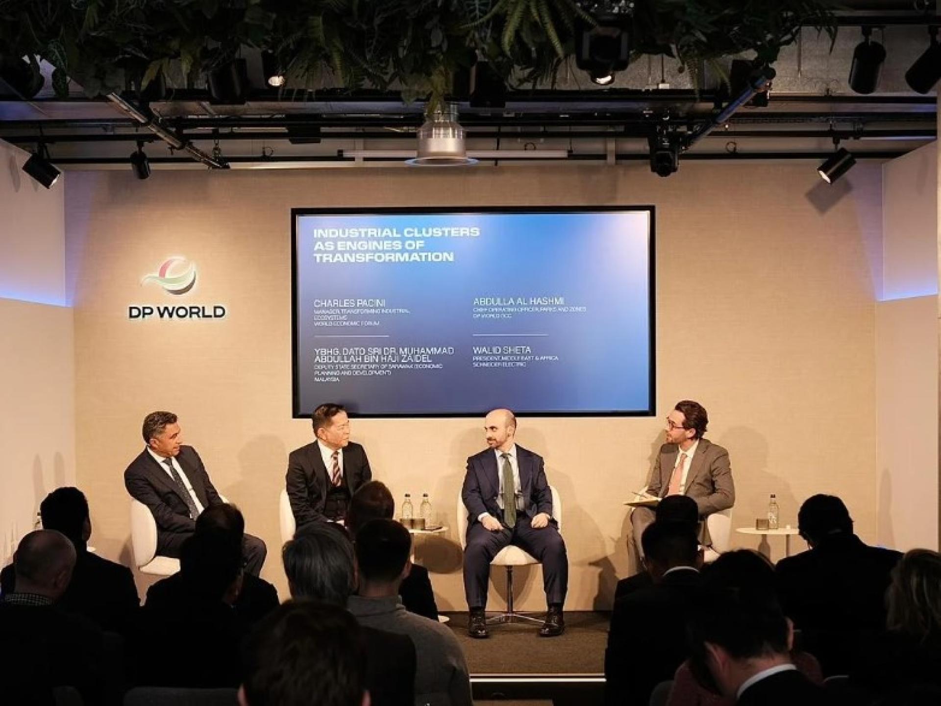 阿都拉博士（左2）在专题讨论会中发言。