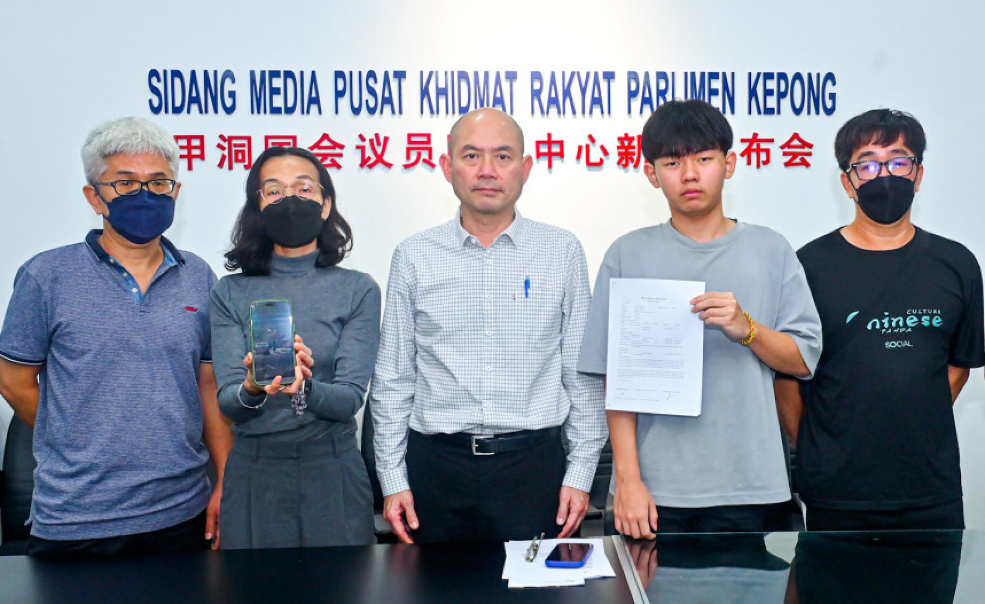 林立迎（中）陪同死者家人召开记者会，左起郑明光、张秀慧、黄勤祖与张天发（右）。