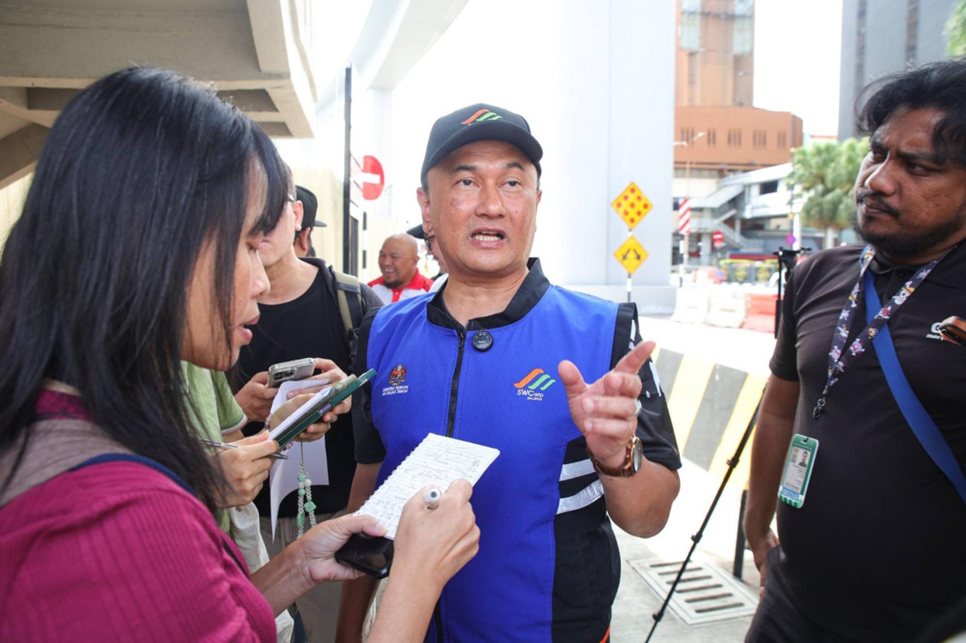 再纳菲特里直批一些人宁愿把垃圾扔在地上，也不愿丢进近在咫尺的垃圾桶。