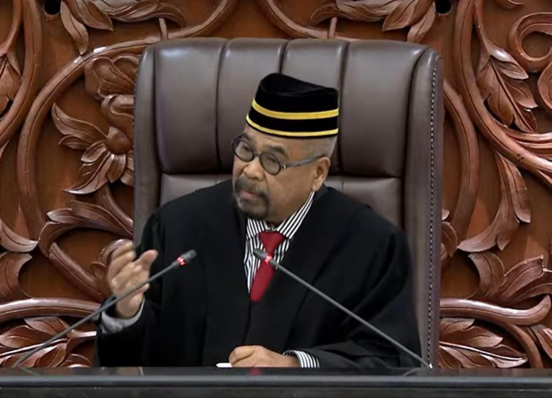 南利（图）点名黄家和与艾曼阿蒂拉，提醒两人勿在议会厅内”开会“，应该专心听其他部长的答复。