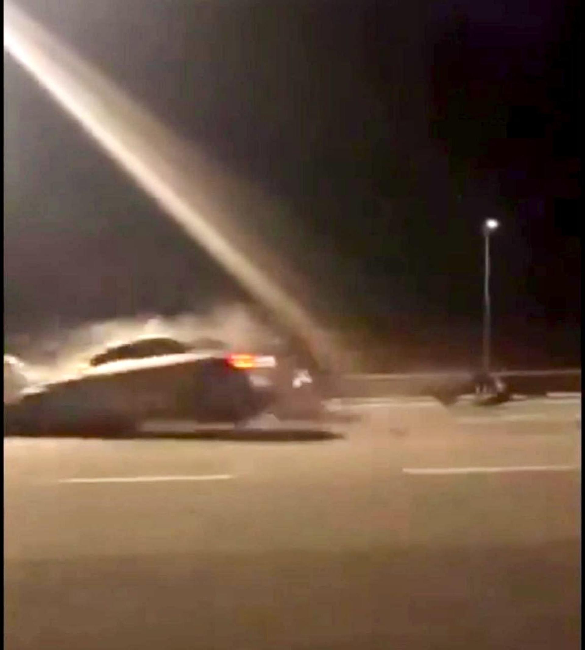 一辆车子失控，撞到3人和其他车子。