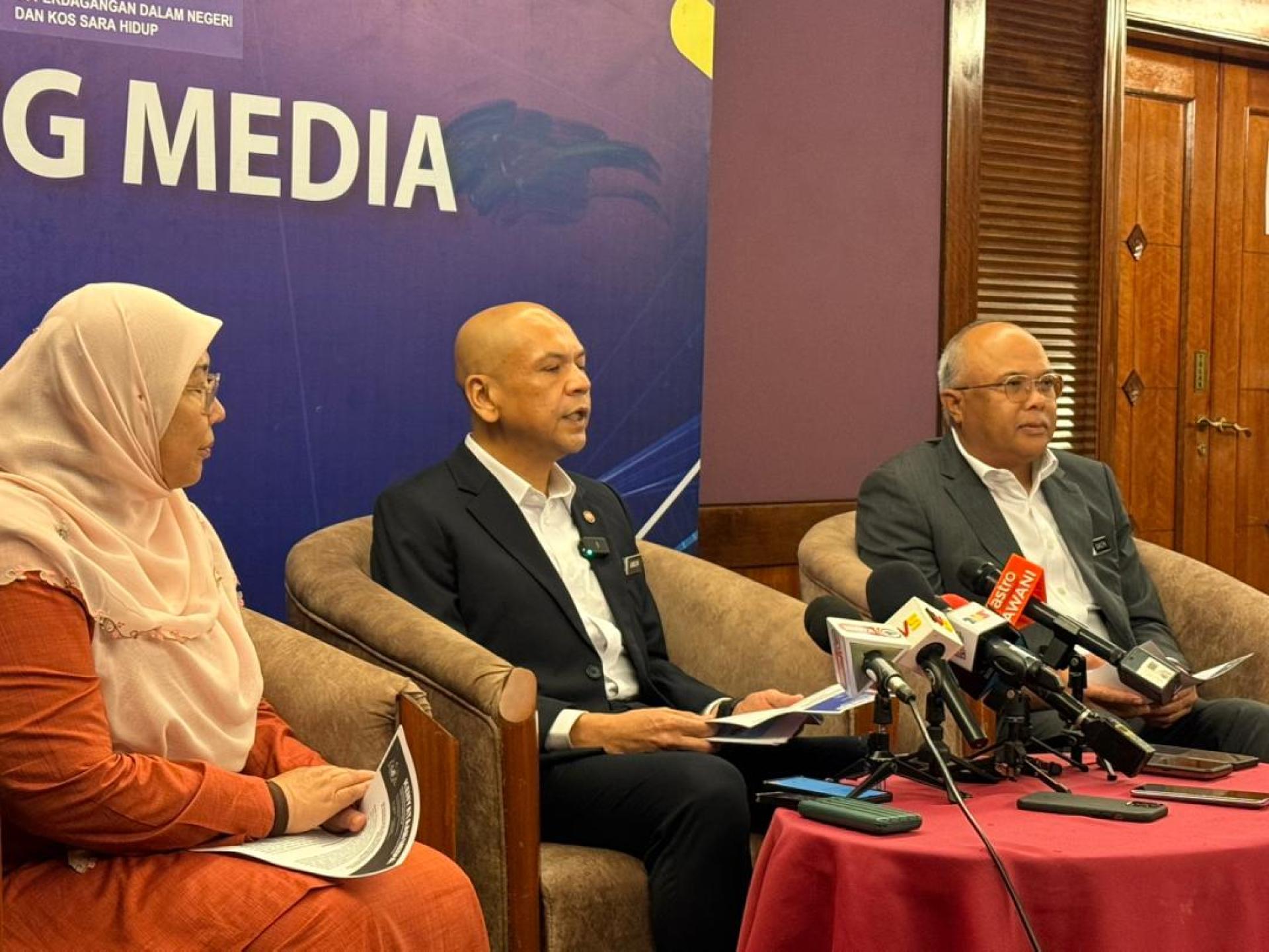 阿米占（中）说，今年将推动法律与体制改革，包括计划在今年内推动5项行业与法律改革，提呈多项修正案及新法案，以保障消费人权益的法案。