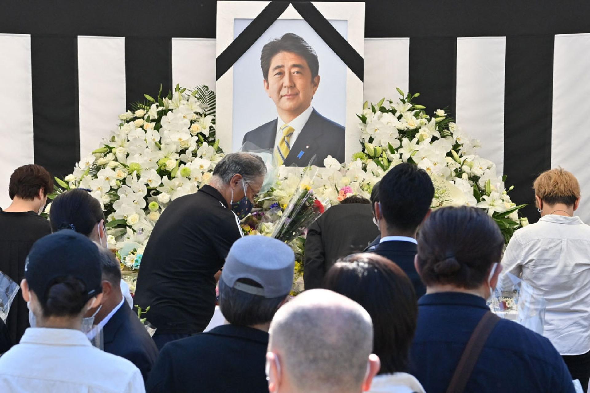 安倍晋三遇刺死亡。