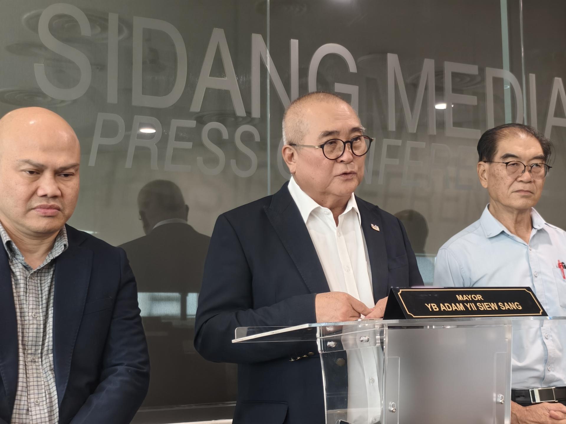 美里市长俞小珊（中）主持新闻发布会。左是美里市政局代秘书阿都拉曼，右是美里巴刹及商贩工作小组主席兼美里市议员范发椿。